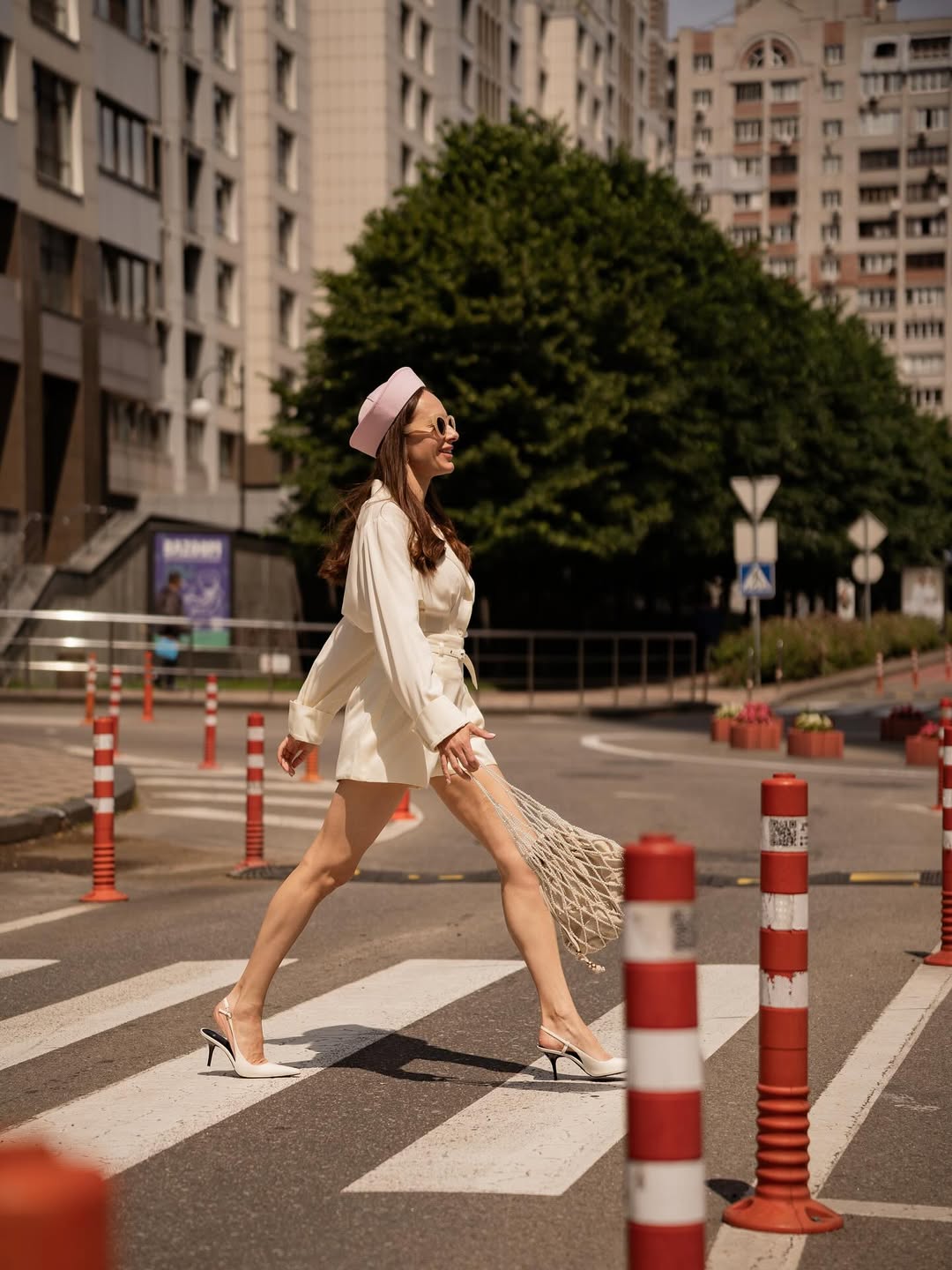 Капелюх "морячка" і сумка-авоська: колишня Остапчука показала стильний лук з нотками Парижа