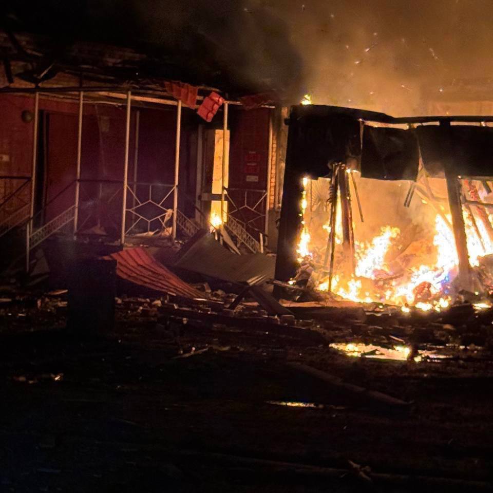 Росіяни вдарили по "Новій пошті" на Донбасі: відділення знищено, посилки згоріли