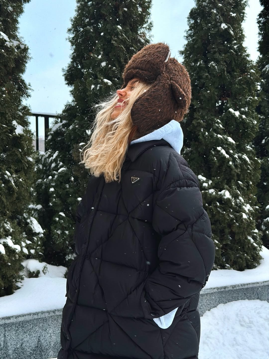 Шапка-вушанка знову в моді: Даша Квіткова показала актуальний зимовий "лук"