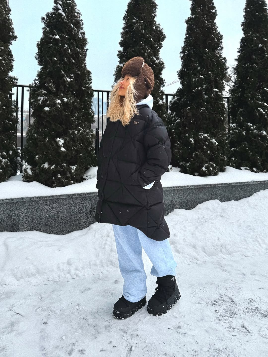 Шапка-вушанка знову в моді: Даша Квіткова показала актуальний зимовий "лук"