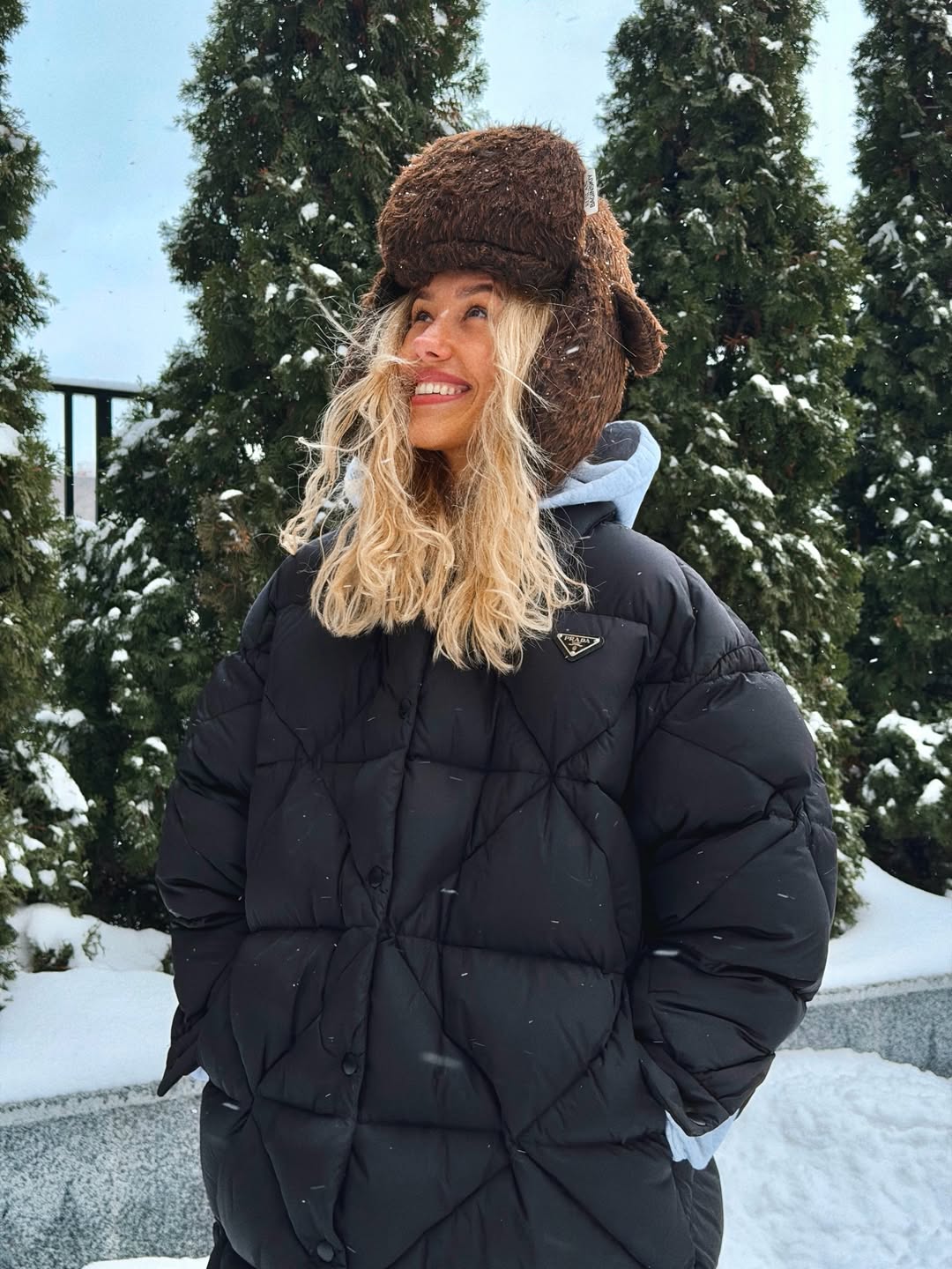 Шапка-вушанка знову в моді: Даша Квіткова показала актуальний зимовий "лук"