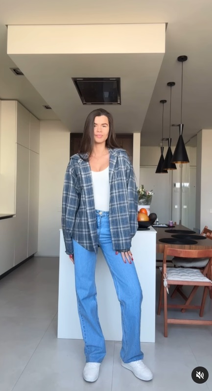 Джинси і жакет: зірка "Холостяка" показала стильний "лук" на кожен день