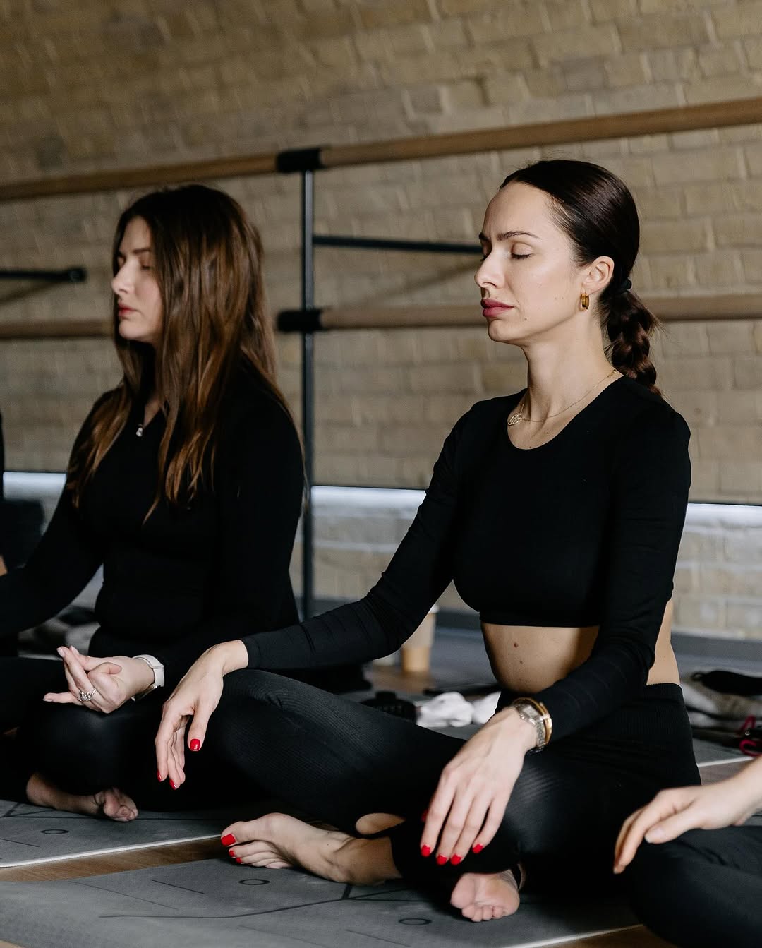 Цей колір манікюру завжди виглядає дорого: дружина Усика і колишня Остапчука задають тренди