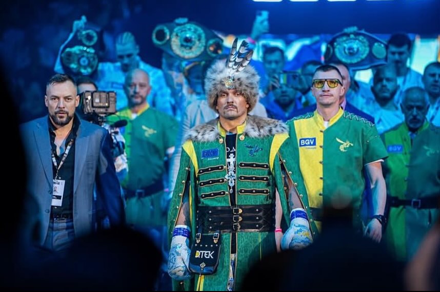 Зеленский сказал, что случилось с поясом Усика, который он подарил Трампу