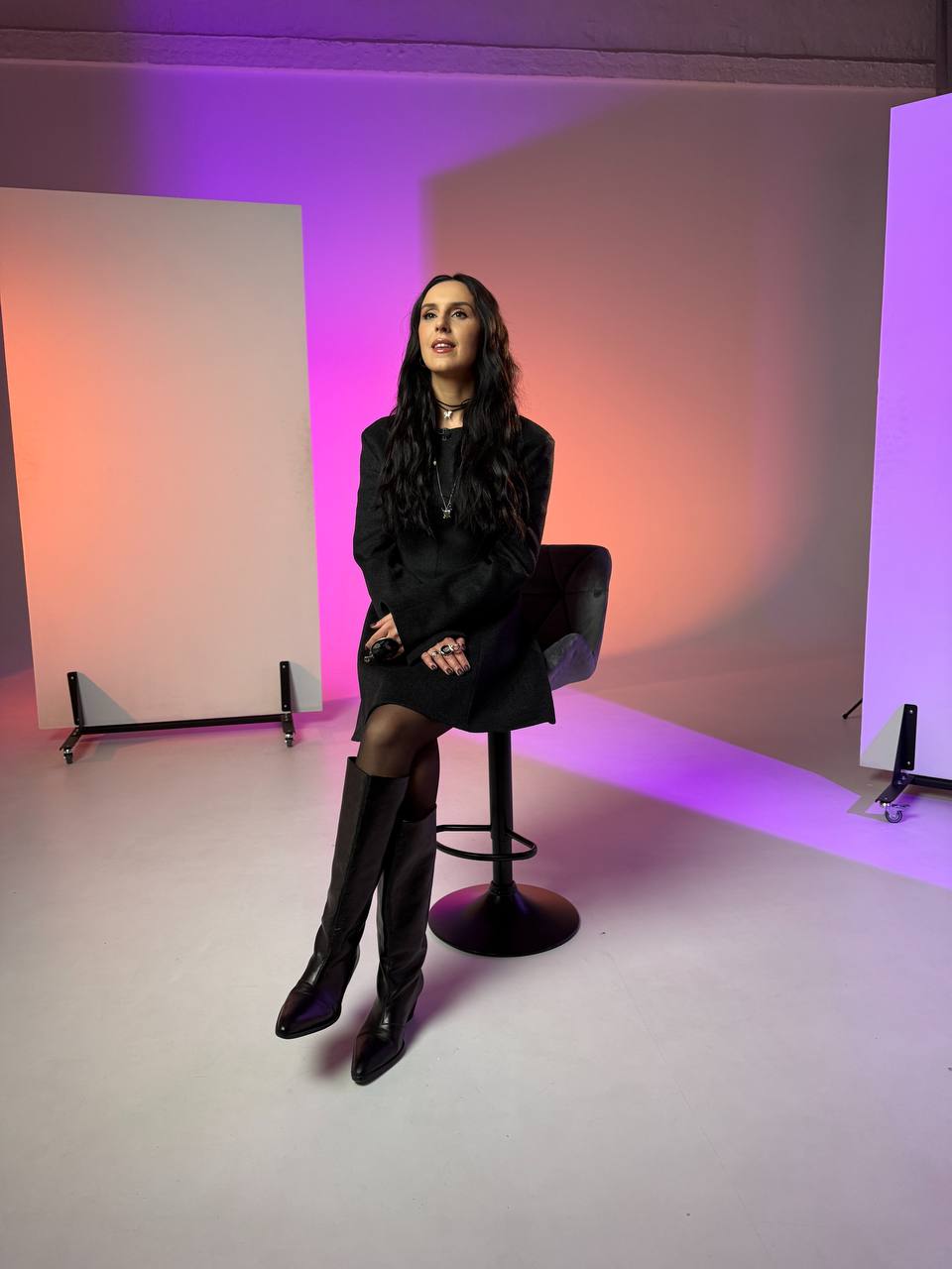 Короткое черное платье и сапоги-трубы: стильный образ Джамалы