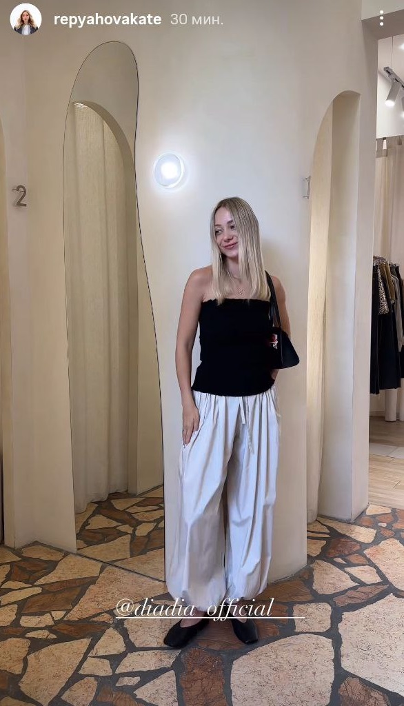 Дружина Віктора Павліка показала, як носити трендові штани "Аладдін" цього літа