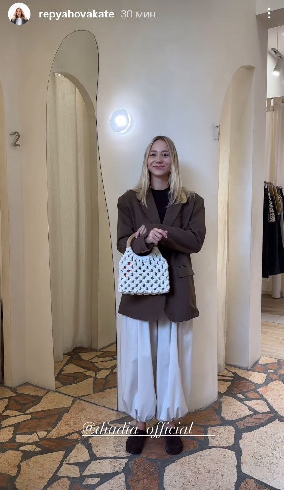 Дружина Віктора Павліка показала, як носити трендові штани "Аладдін" цього літа