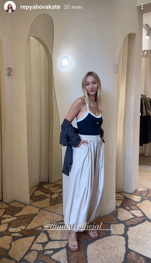 Дружина Віктора Павліка показала, як носити трендові штани "Аладдін" цього літа