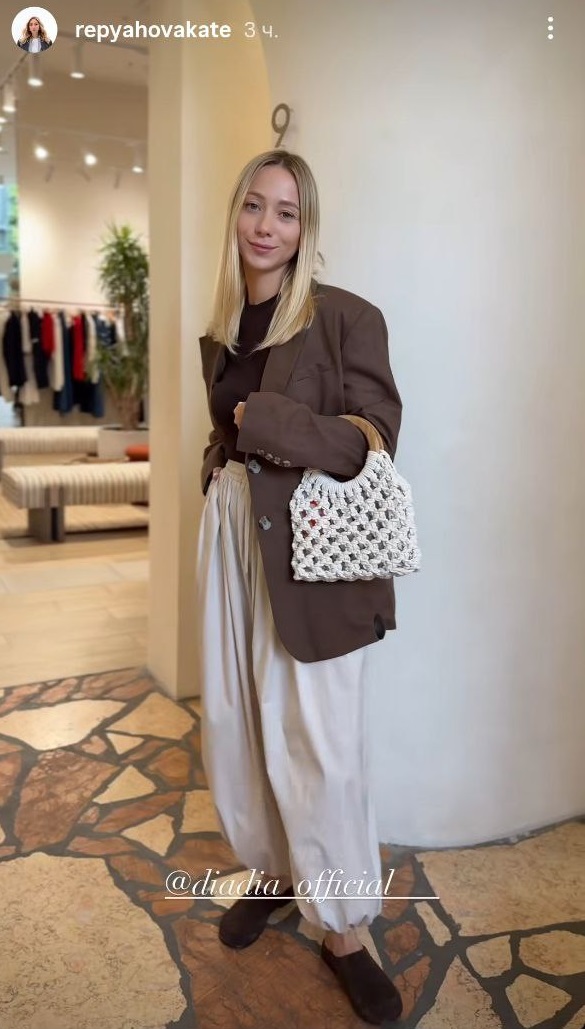 Дружина Віктора Павліка показала, як носити трендові штани "Аладдін" цього літа