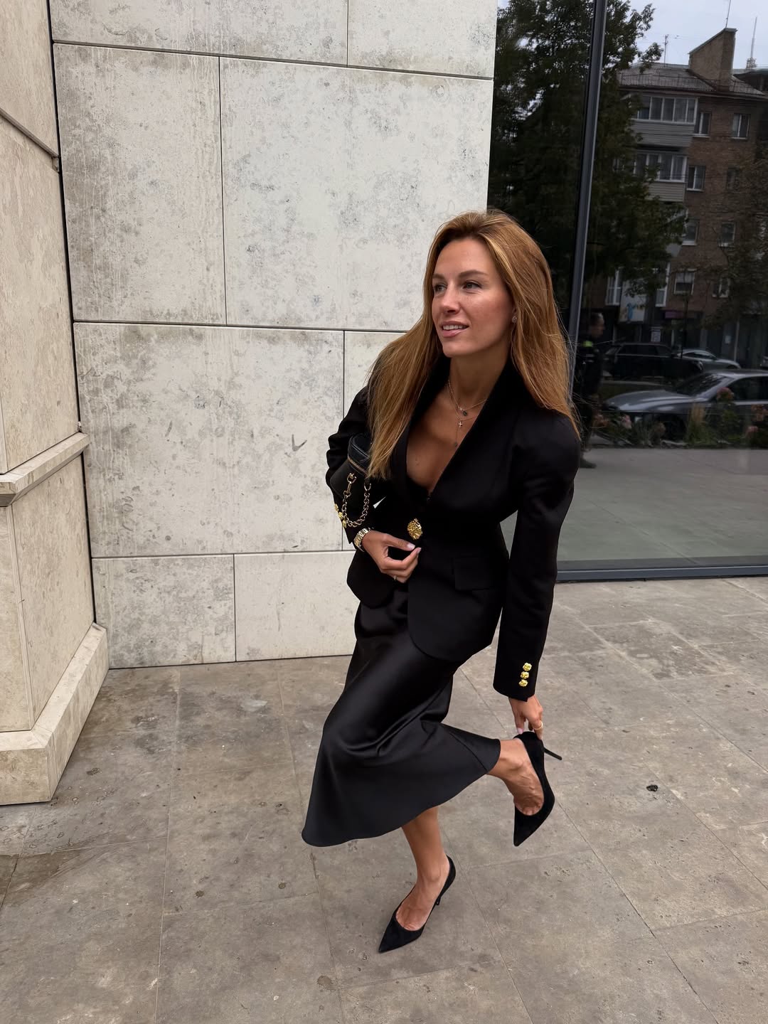 Вічна класика: дружина Решетніка показала модний вечірній "лук"