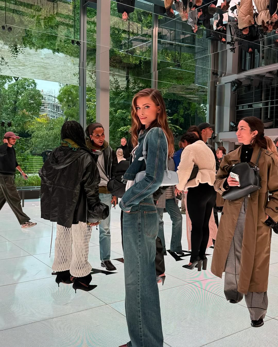 Как носить total denim в 2025: внучка Софии Ротару вдохновила образом из Парижа