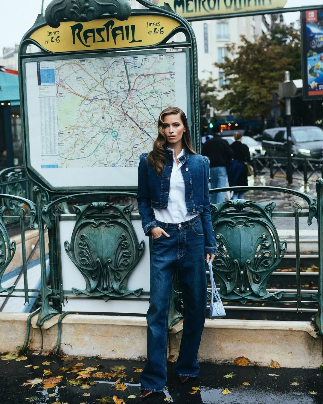 Как носить total denim в 2025: внучка Софии Ротару вдохновила образом из Парижа