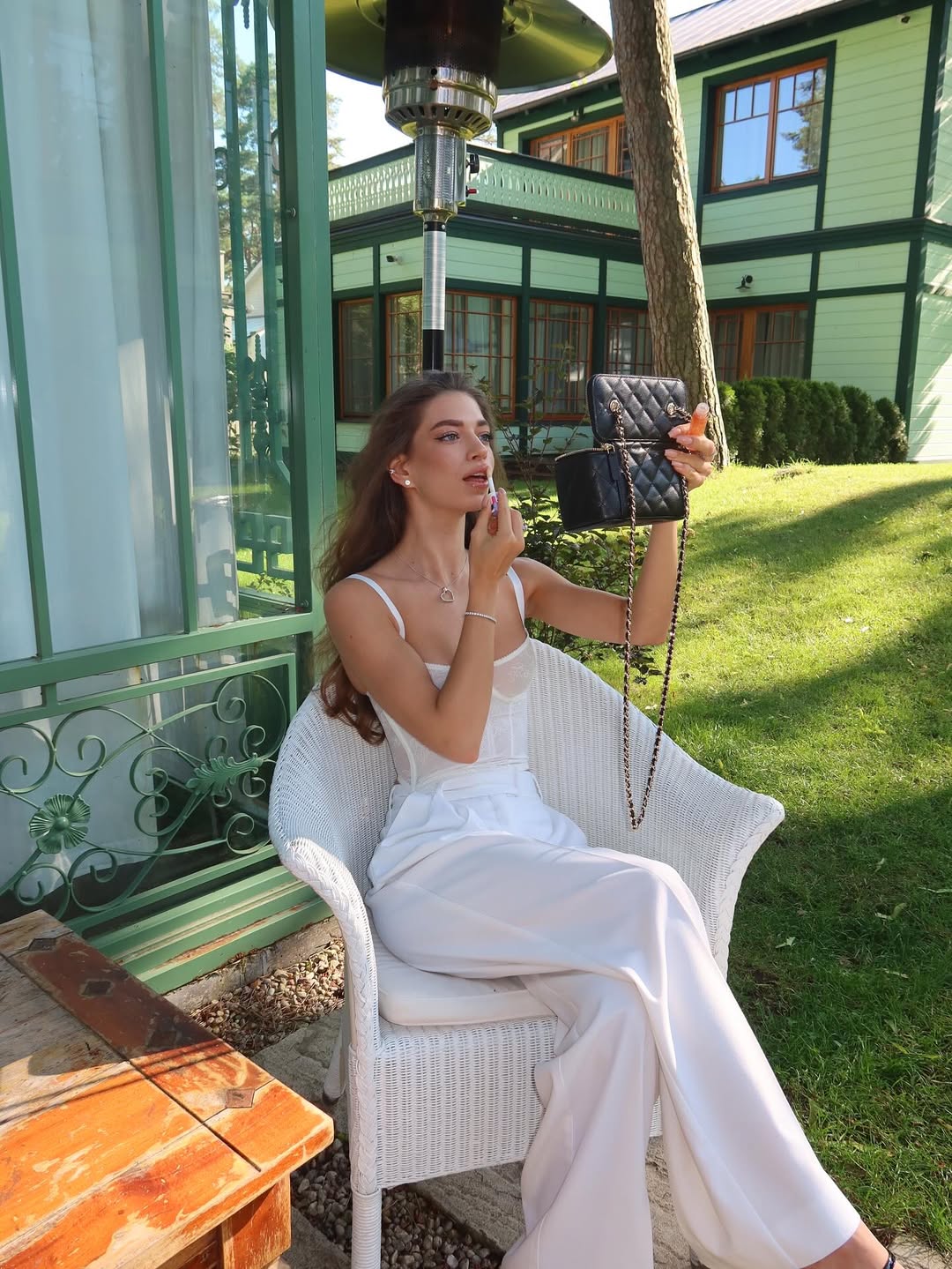 Палаццо та ажурний корсет: стильний літній образ від молодшої доньки Брежнєвої