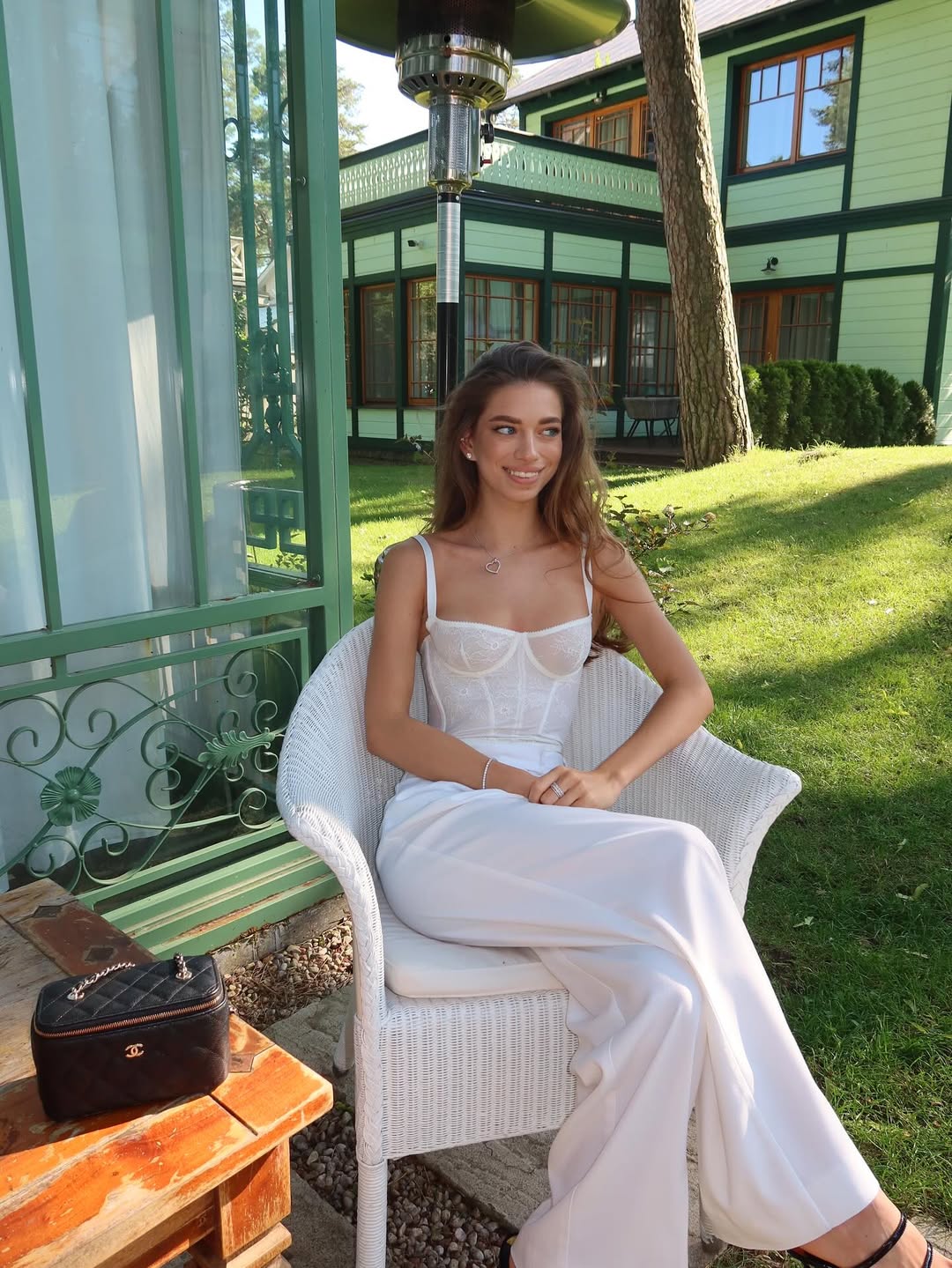 Палаццо та ажурний корсет: стильний літній образ від молодшої доньки Брежнєвої