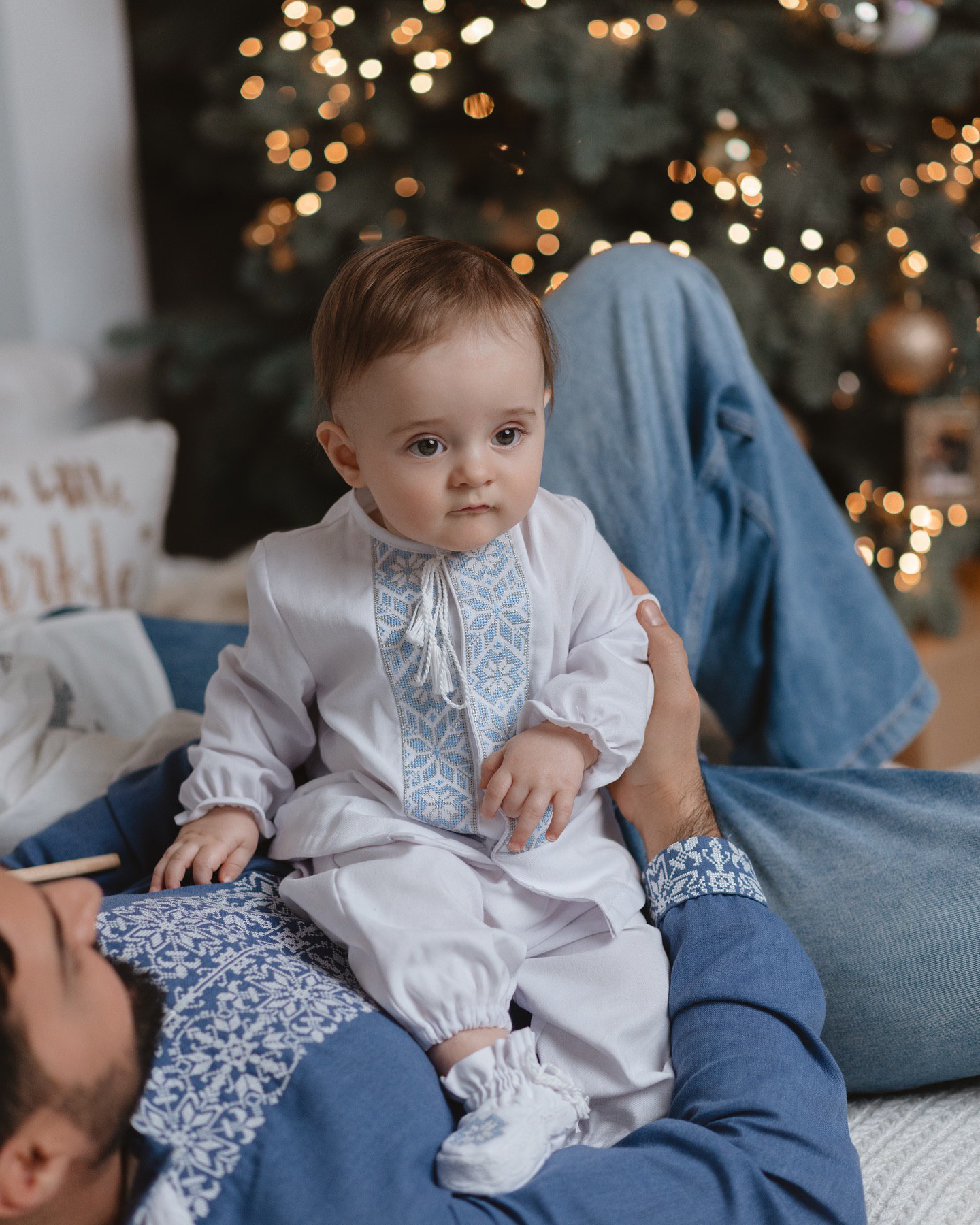 Різдвяна казка: Козловський зачарував атмосферним відео з синочком Оскаром і дружиною