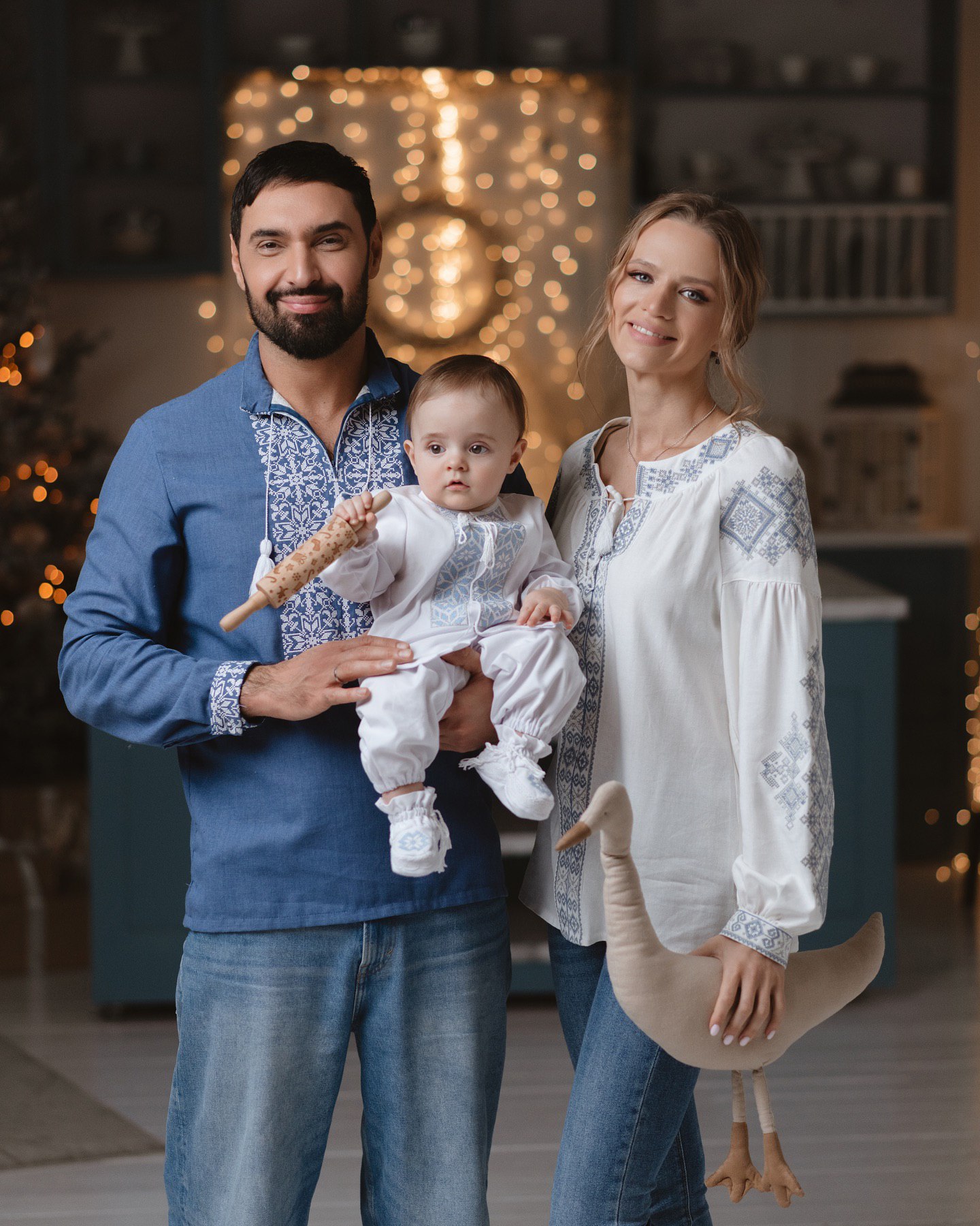 Різдвяна казка: Козловський зачарував атмосферним відео з синочком Оскаром і дружиною