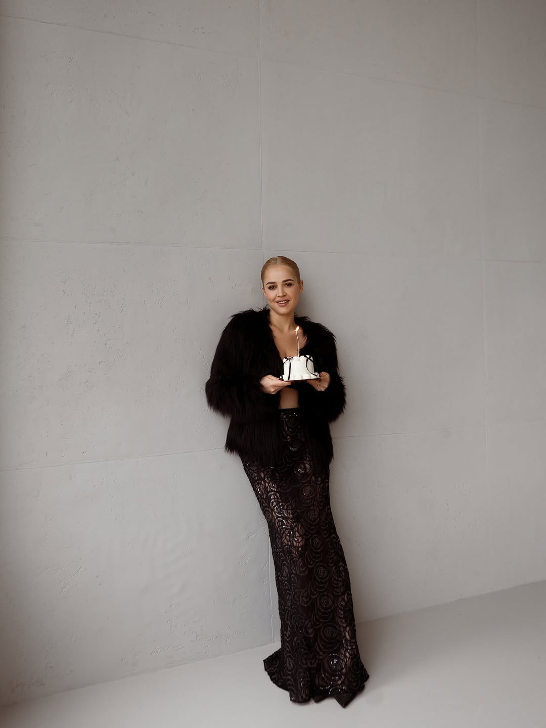 Вагітна Інна Бєлєнь показала ефектний "лук": прозора спідниця та шуба з екохутра