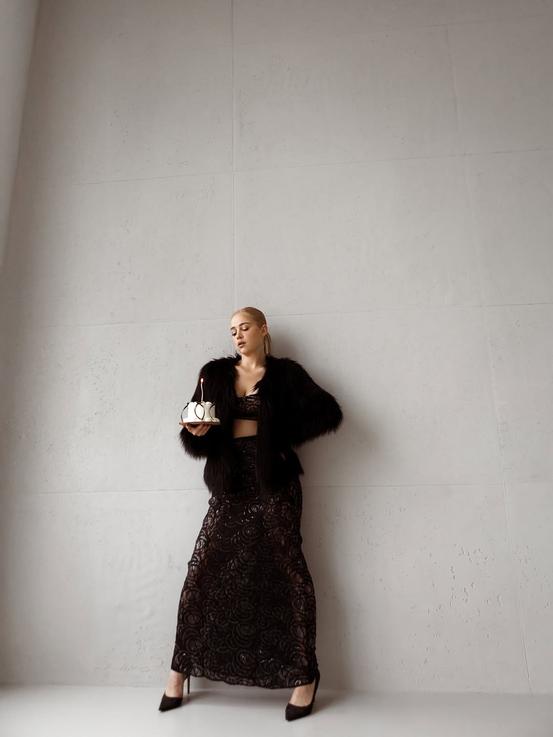 Вагітна Інна Бєлєнь показала ефектний "лук": прозора спідниця та шуба з екохутра