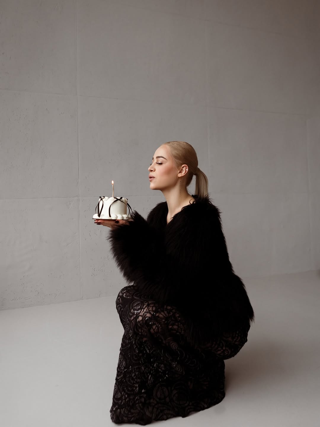 Вагітна Інна Бєлєнь показала ефектний "лук": прозора спідниця та шуба з екохутра