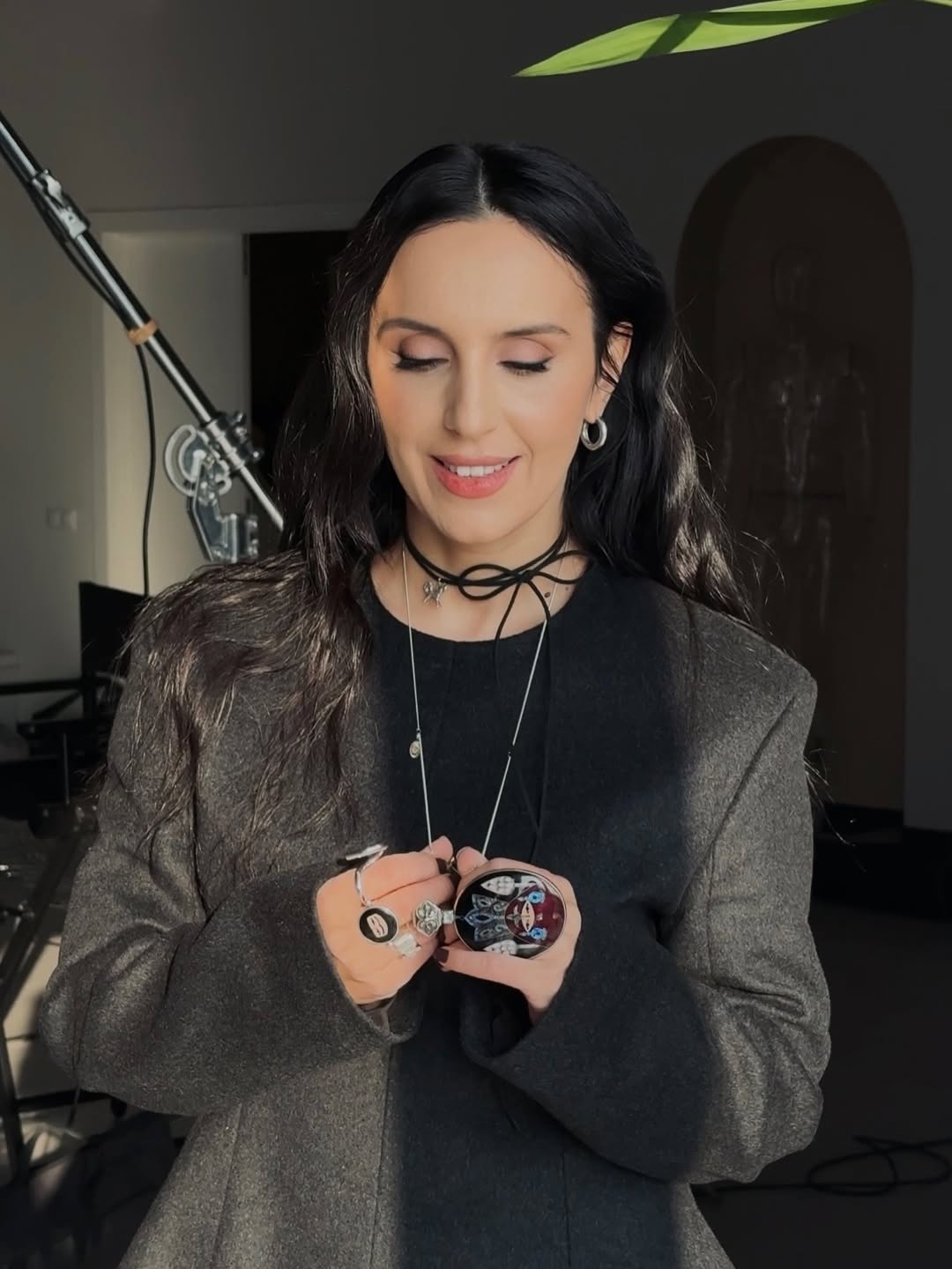 Короткое черное платье и сапоги-трубы: стильный образ Джамалы