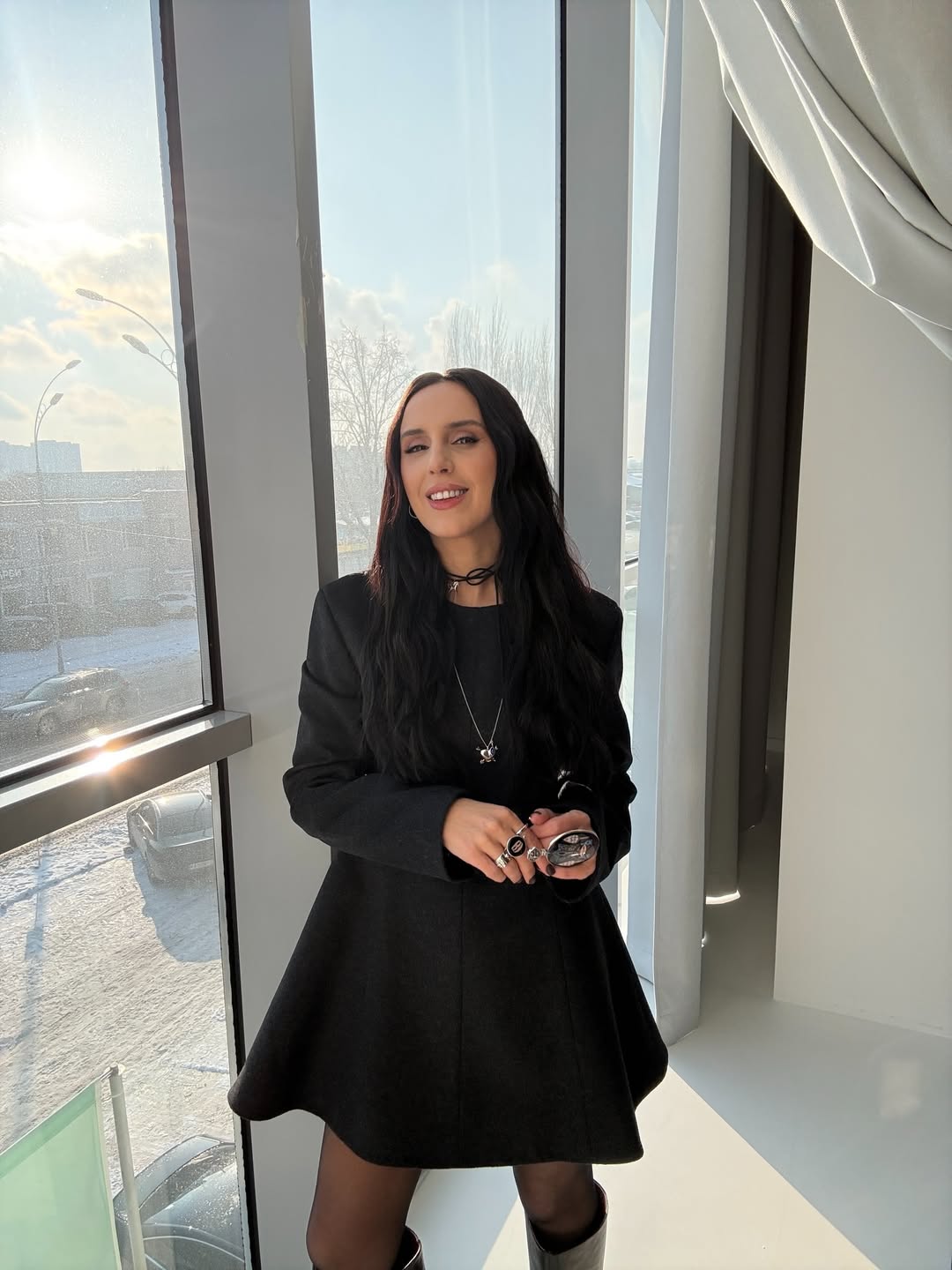 Короткое черное платье и сапоги-трубы: стильный образ Джамалы