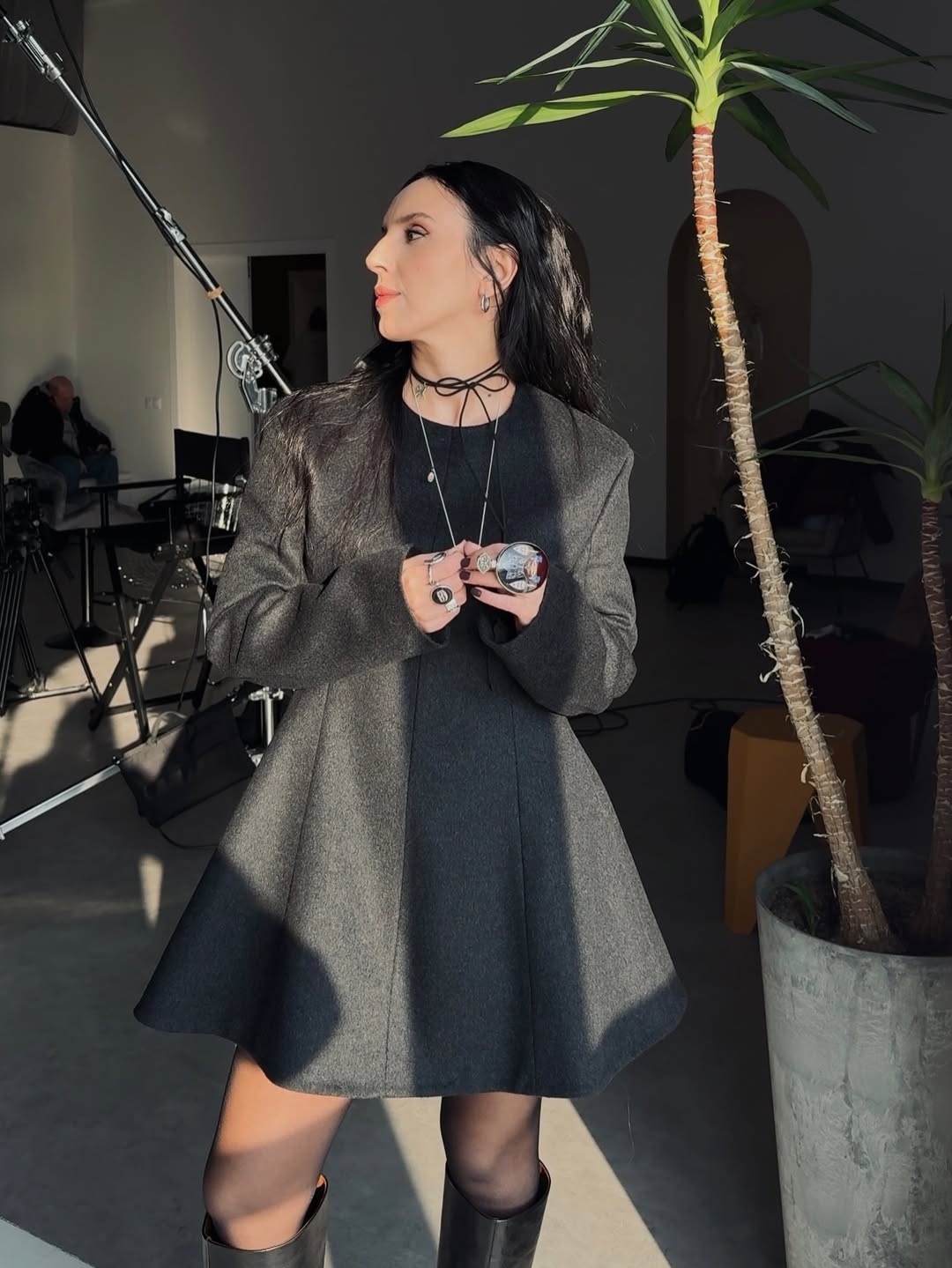 Короткое черное платье и сапоги-трубы: стильный образ Джамалы