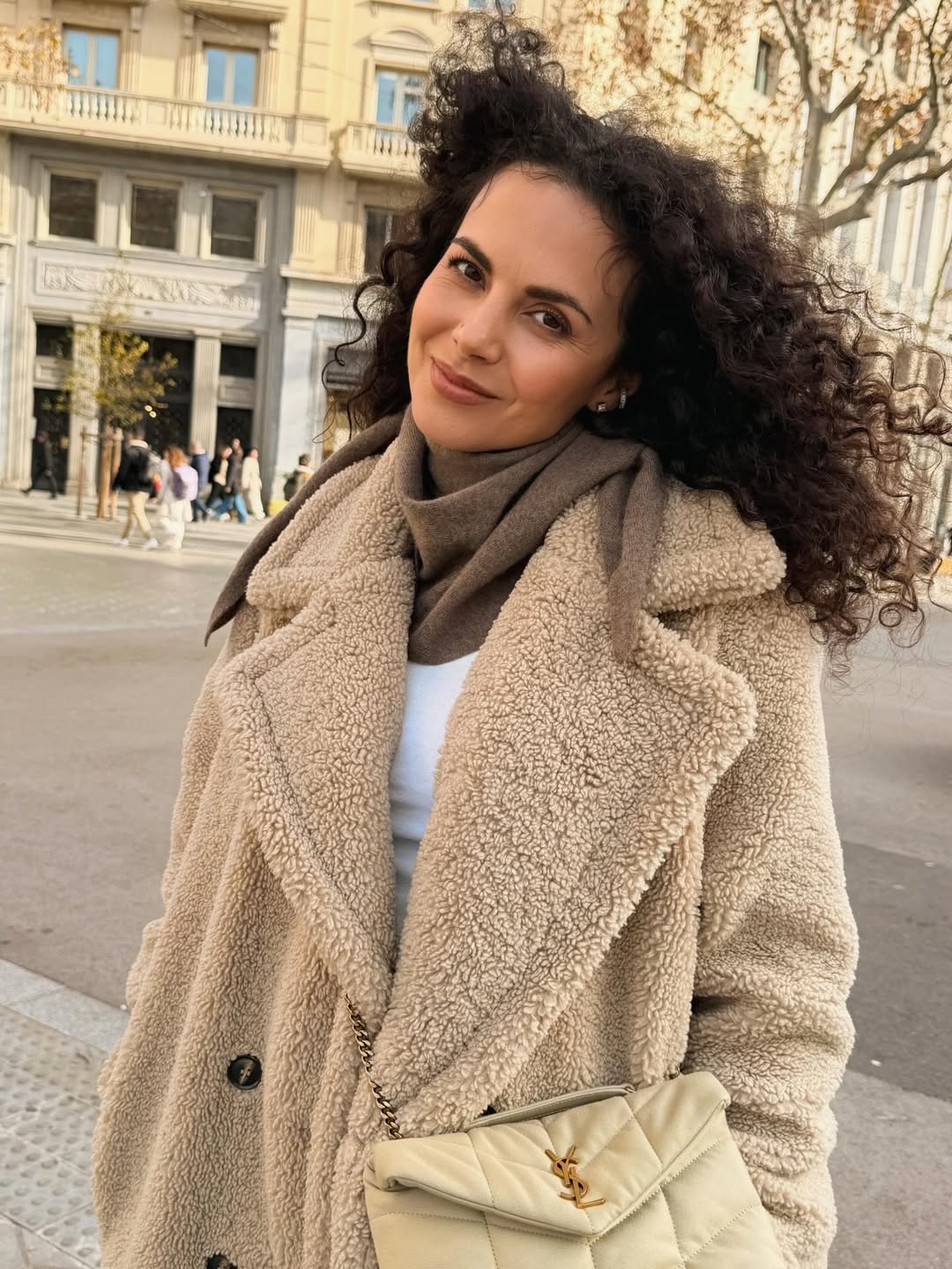 Как носить шубу "тедди" зимой: стильный городской образ Насти Каменских