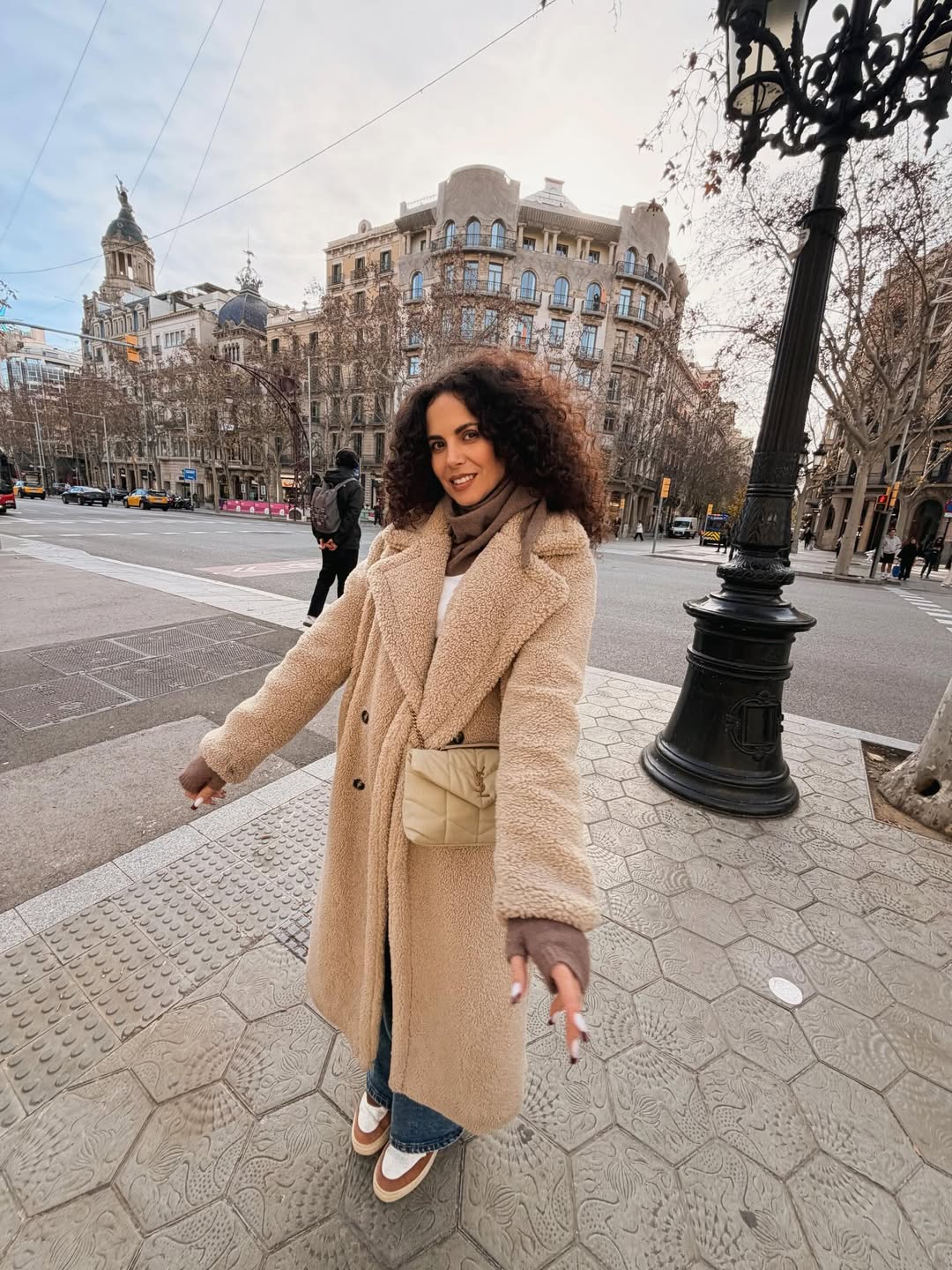 Как носить шубу "тедди" зимой: стильный городской образ Насти Каменских