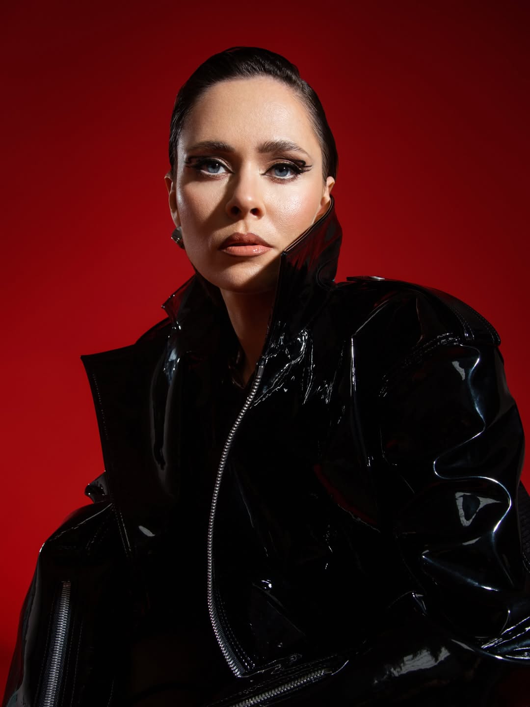 Юлія Саніна в чорному total look: як створити образ сильної та впевненої жінки