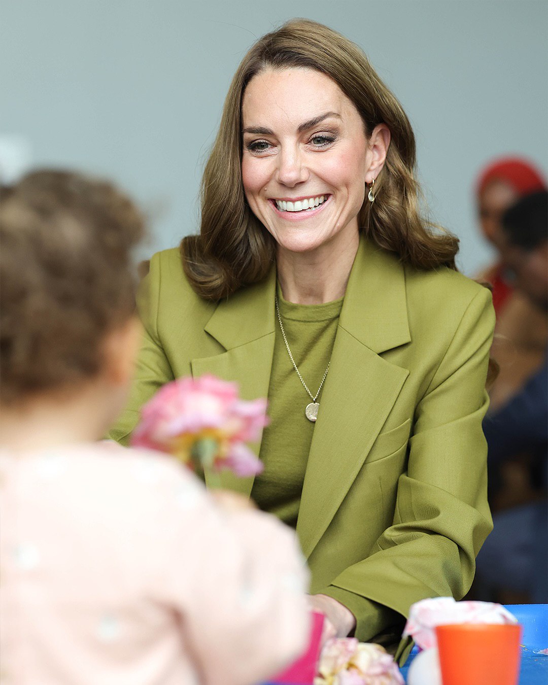 Оливковий - головний колір осені 2025: Кейт Міддлтон у костюмі від Victoria Beckham