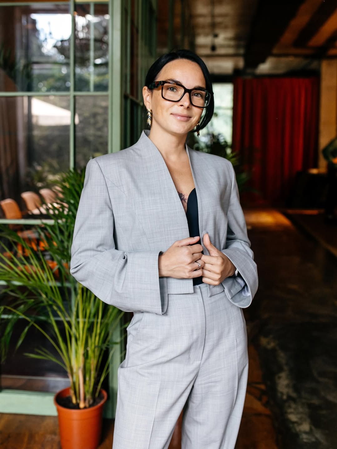 Інна Мірошниченко показала стильний образ у сірому костюмі: як його повторити