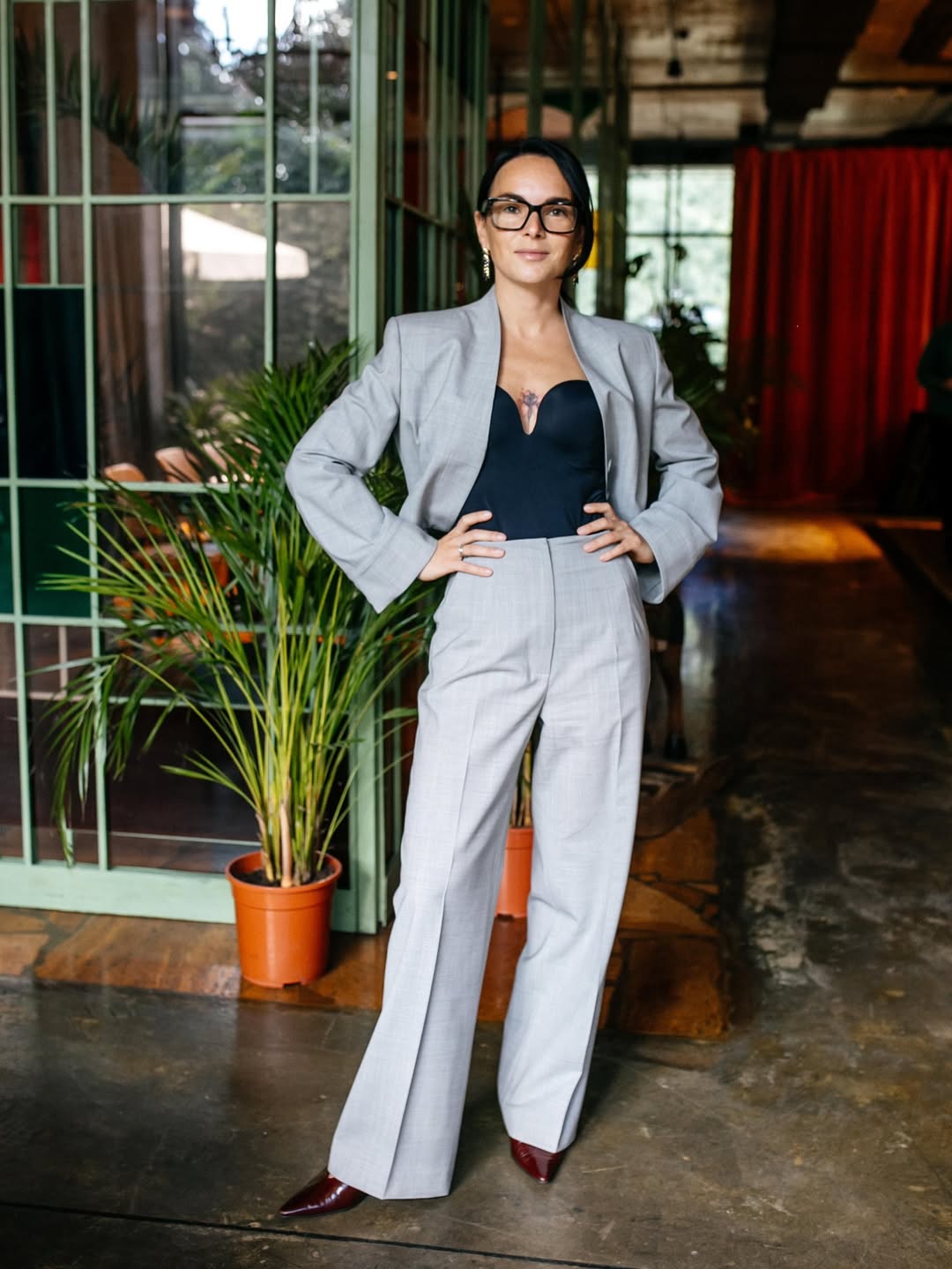 Інна Мірошниченко показала стильний образ у сірому костюмі: як його повторити