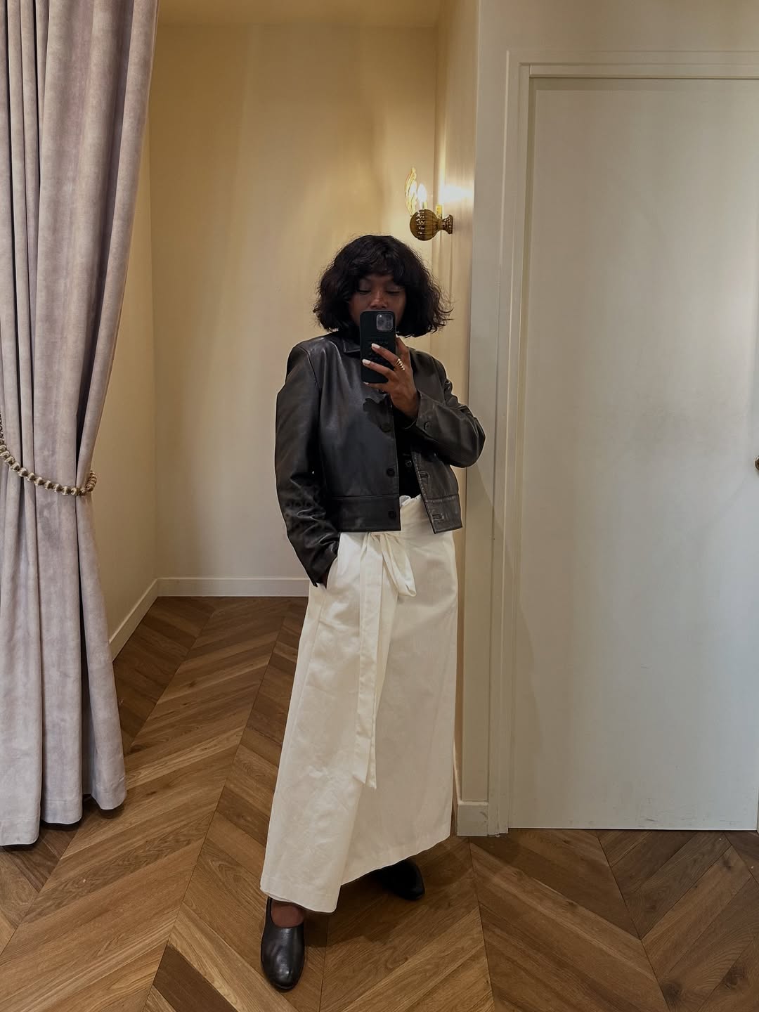 Шкіряна куртка з коміром - головний тренд осені 2025: з чим її поєднувати