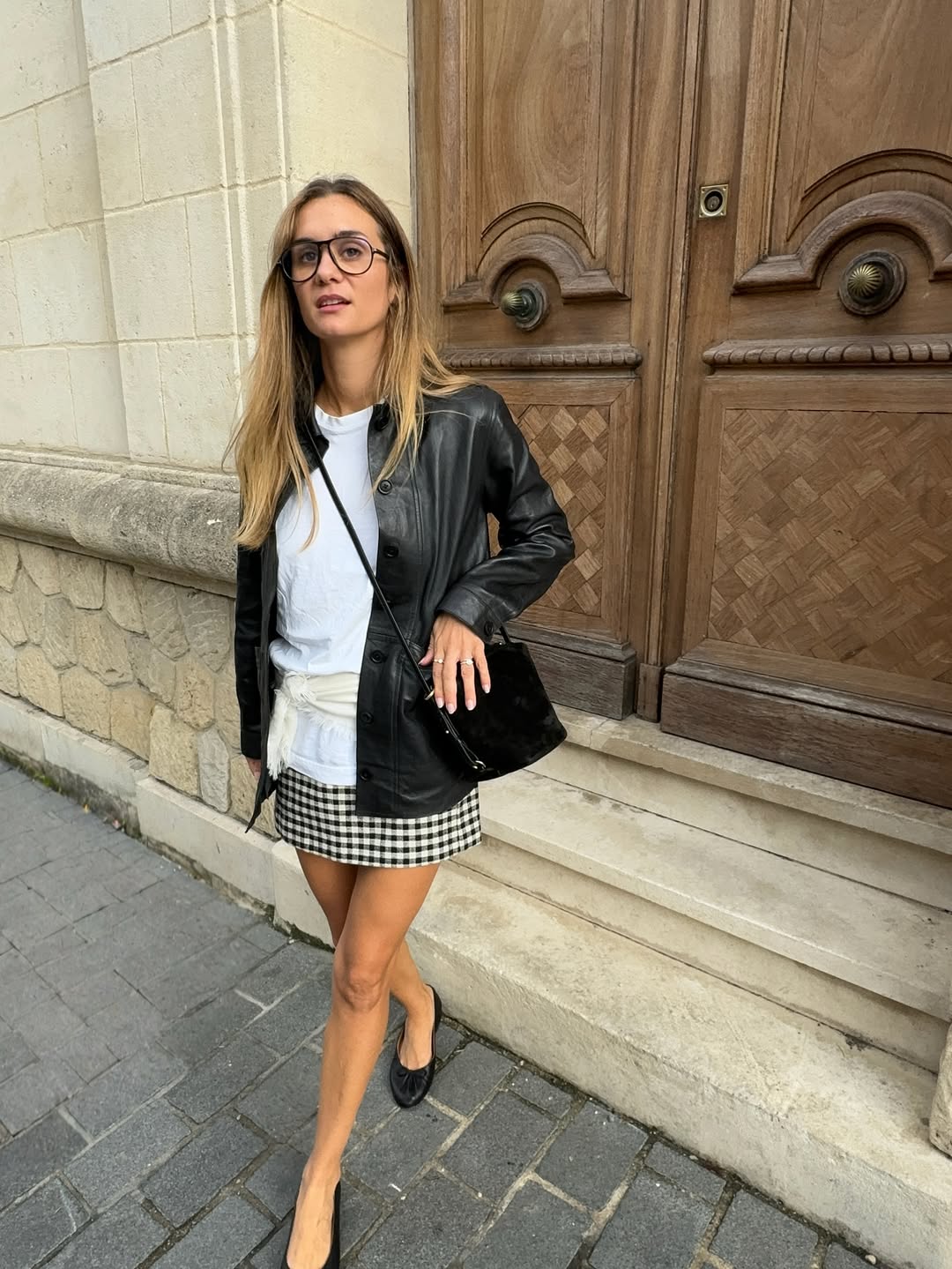 Шкіряна куртка з коміром - головний тренд осені 2025: з чим її поєднувати