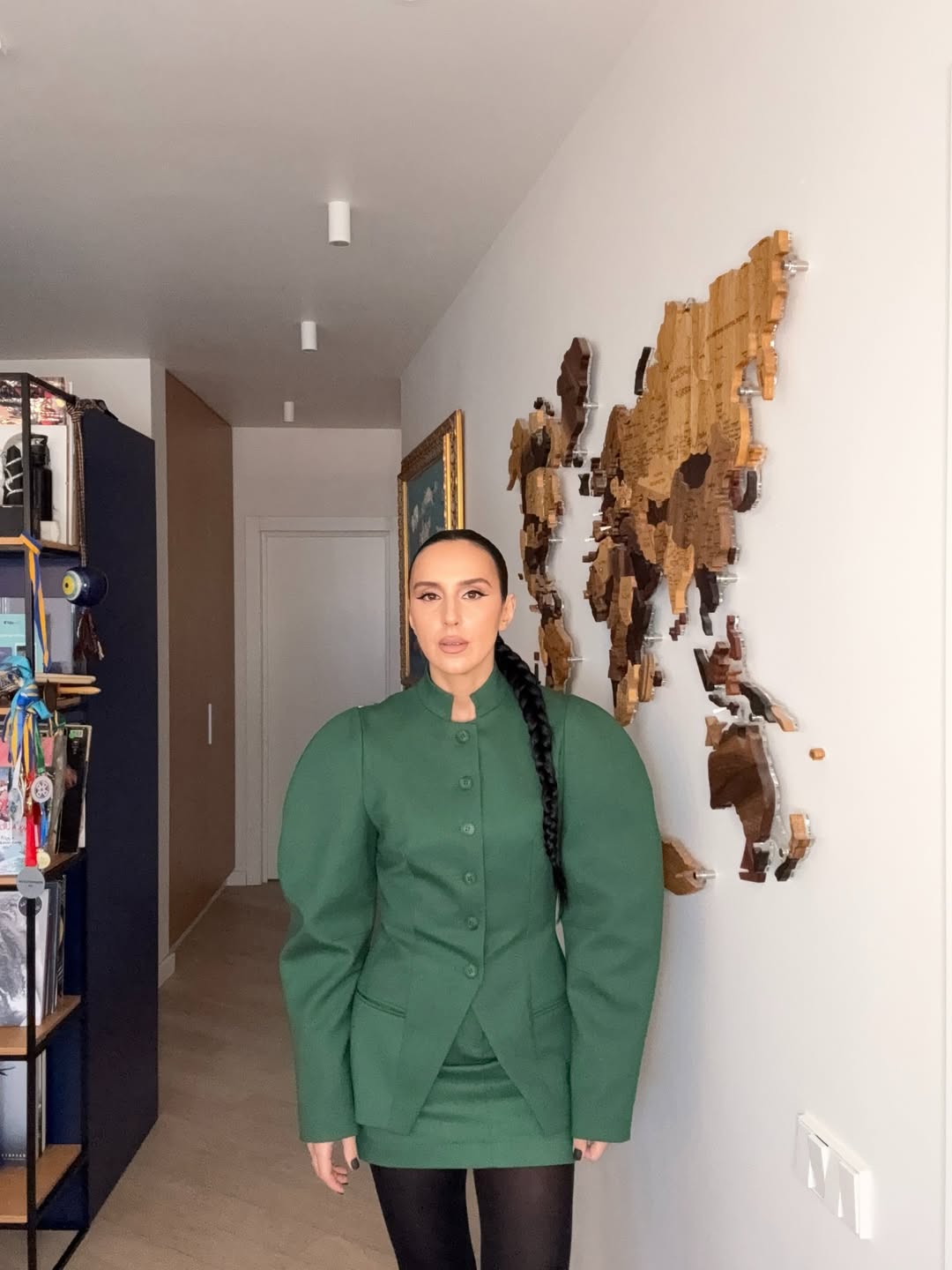 Гостроносі ботильйони та об’ємні плечі: модний вихід Джамали в стилі 80-х