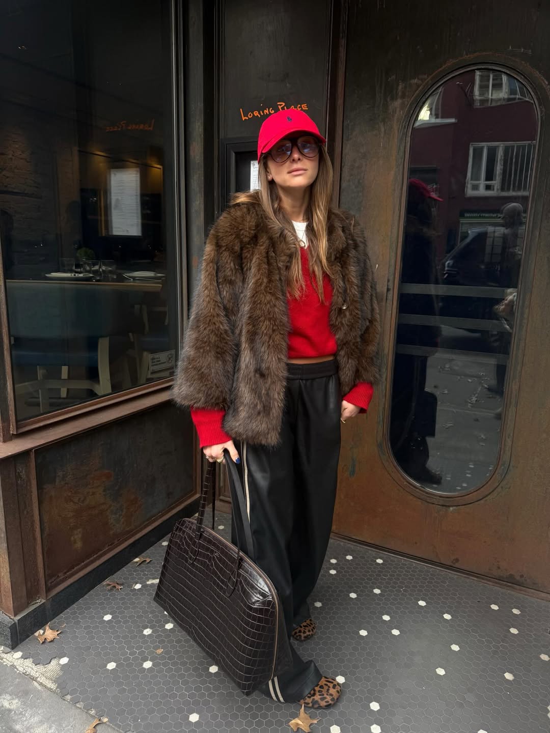 Брошки і шарфи з екохутра: стильні речі, щоб зимові образи не здавалися нудними