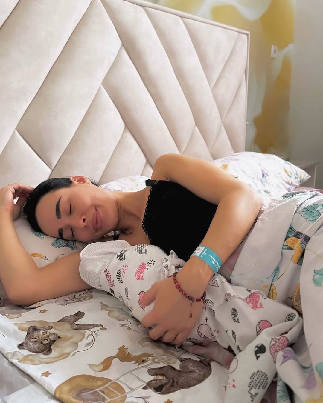 Зірка "Голосу країни" стала мамою і показала перше фото з новонародженою донькою