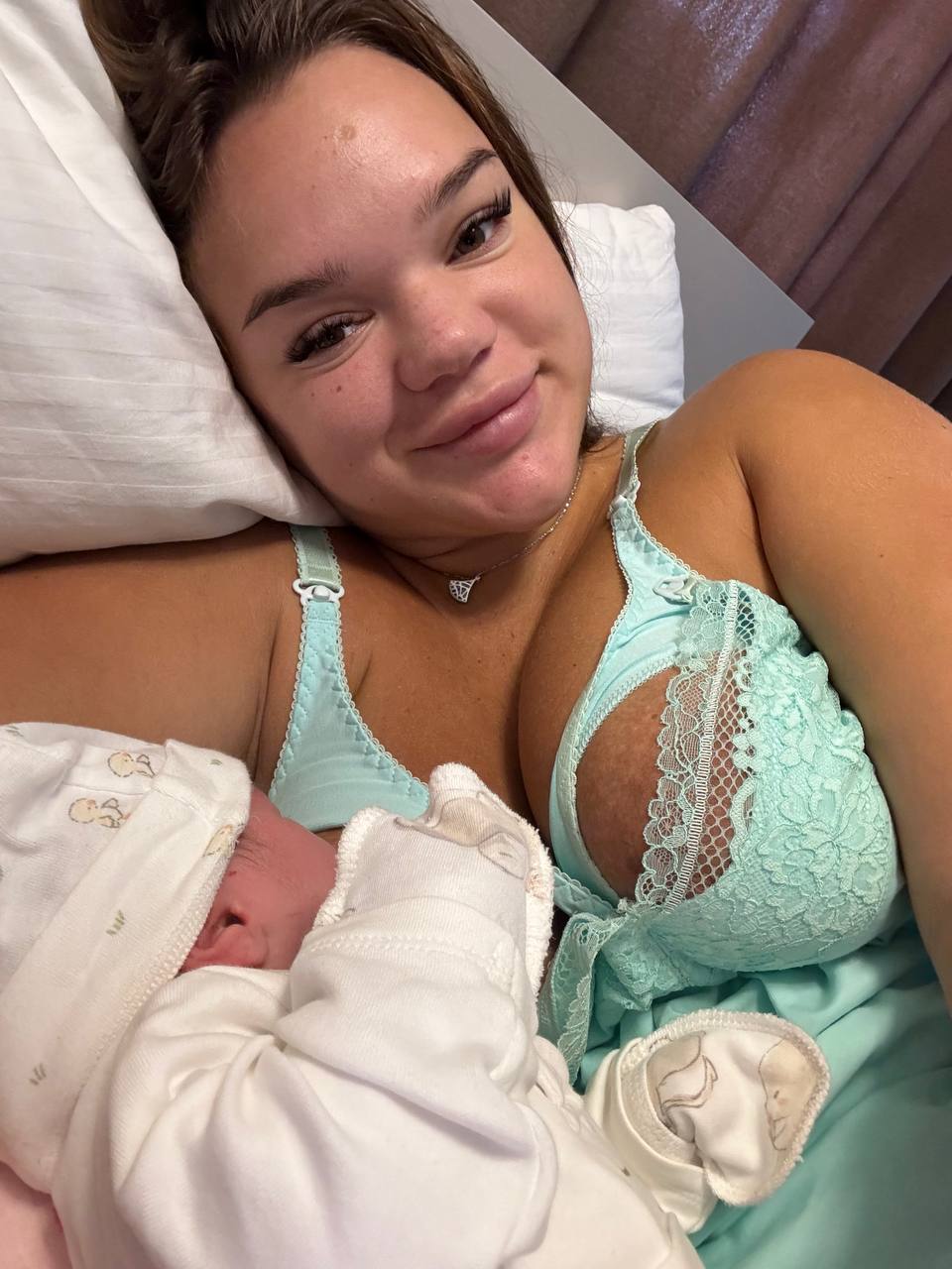 "Наша квіточка": блогерка Верба опублікувала перші фото новонародженої доньки