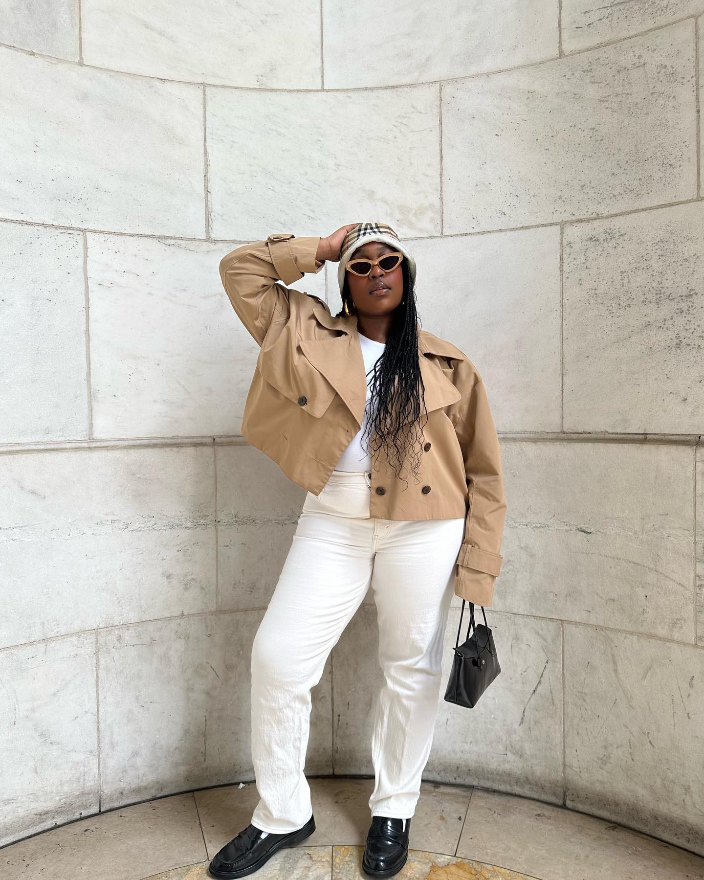 Что носить осенью: модные образы с укороченным тренчем и кожаной курткой