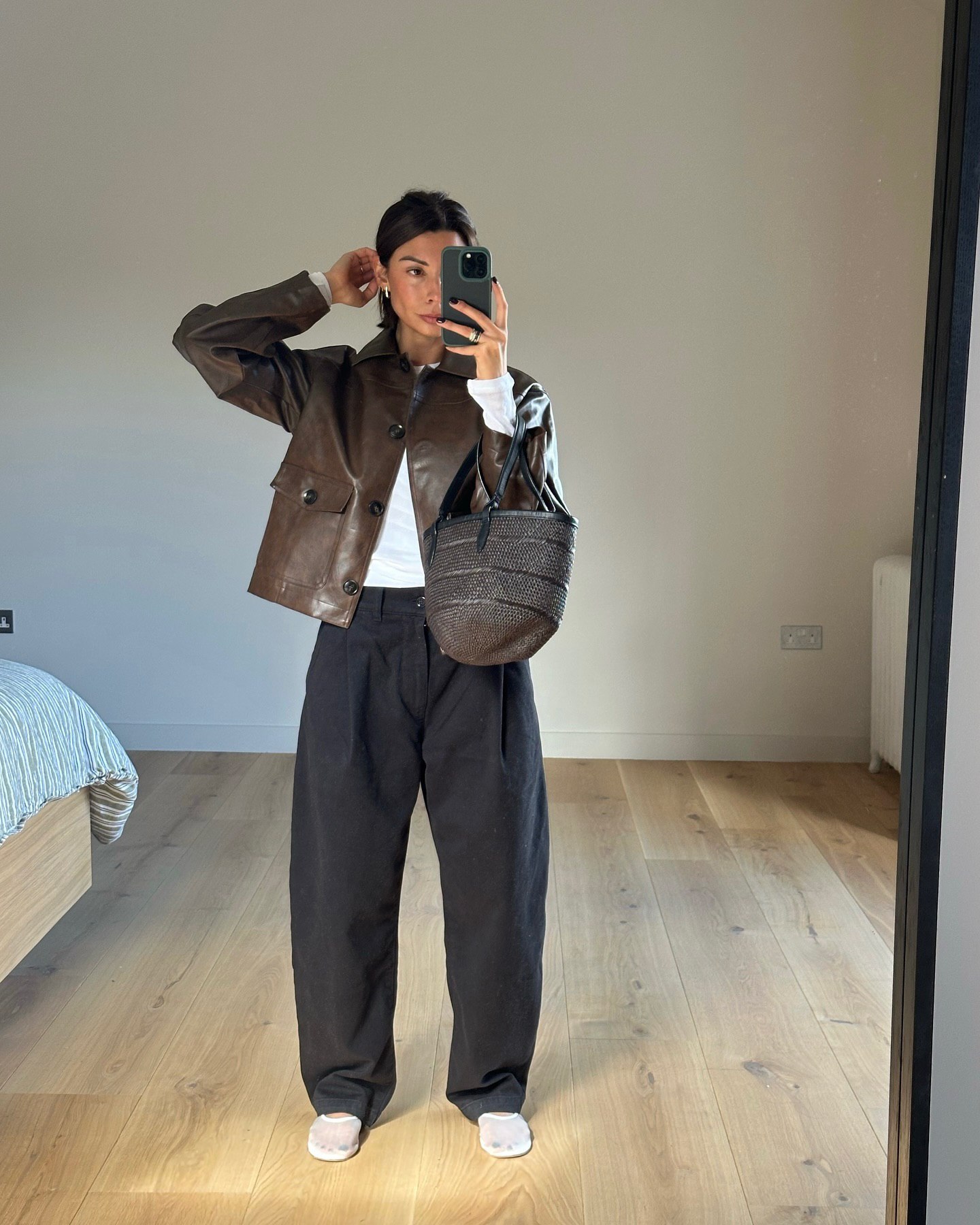 Что носить осенью: модные образы с укороченным тренчем и кожаной курткой