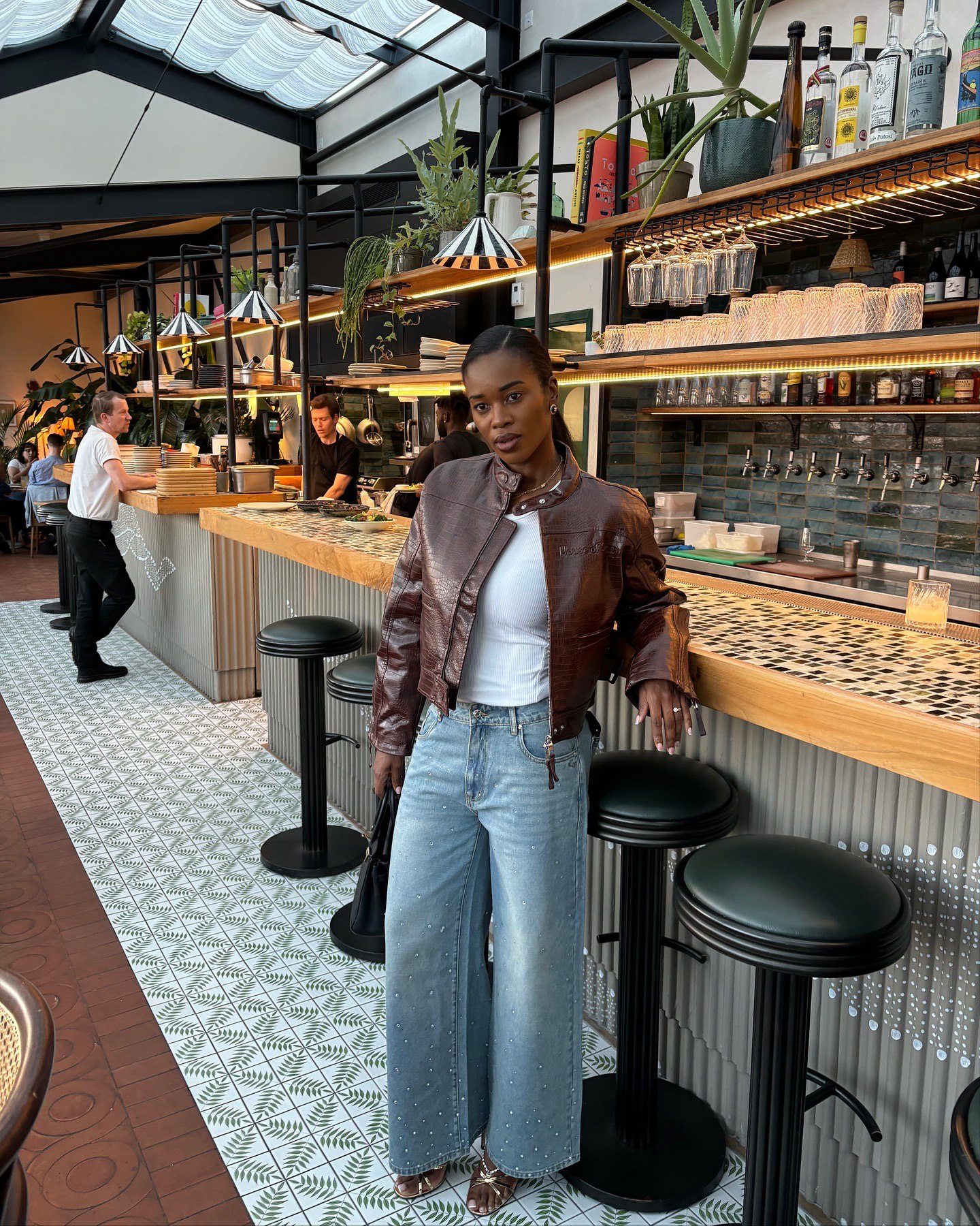 Что носить осенью: модные образы с укороченным тренчем и кожаной курткой