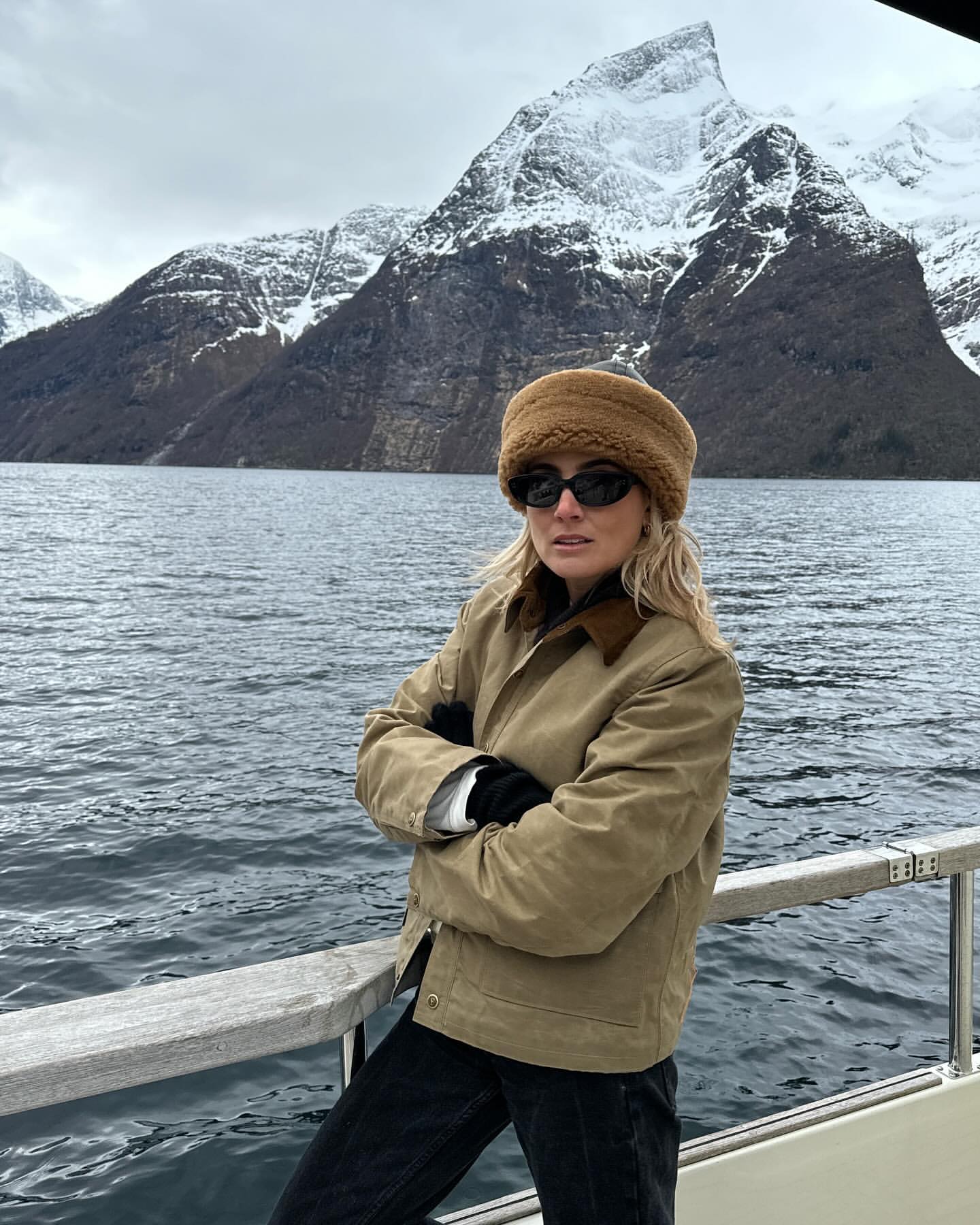 Что носить осенью: модные образы с укороченным тренчем и кожаной курткой