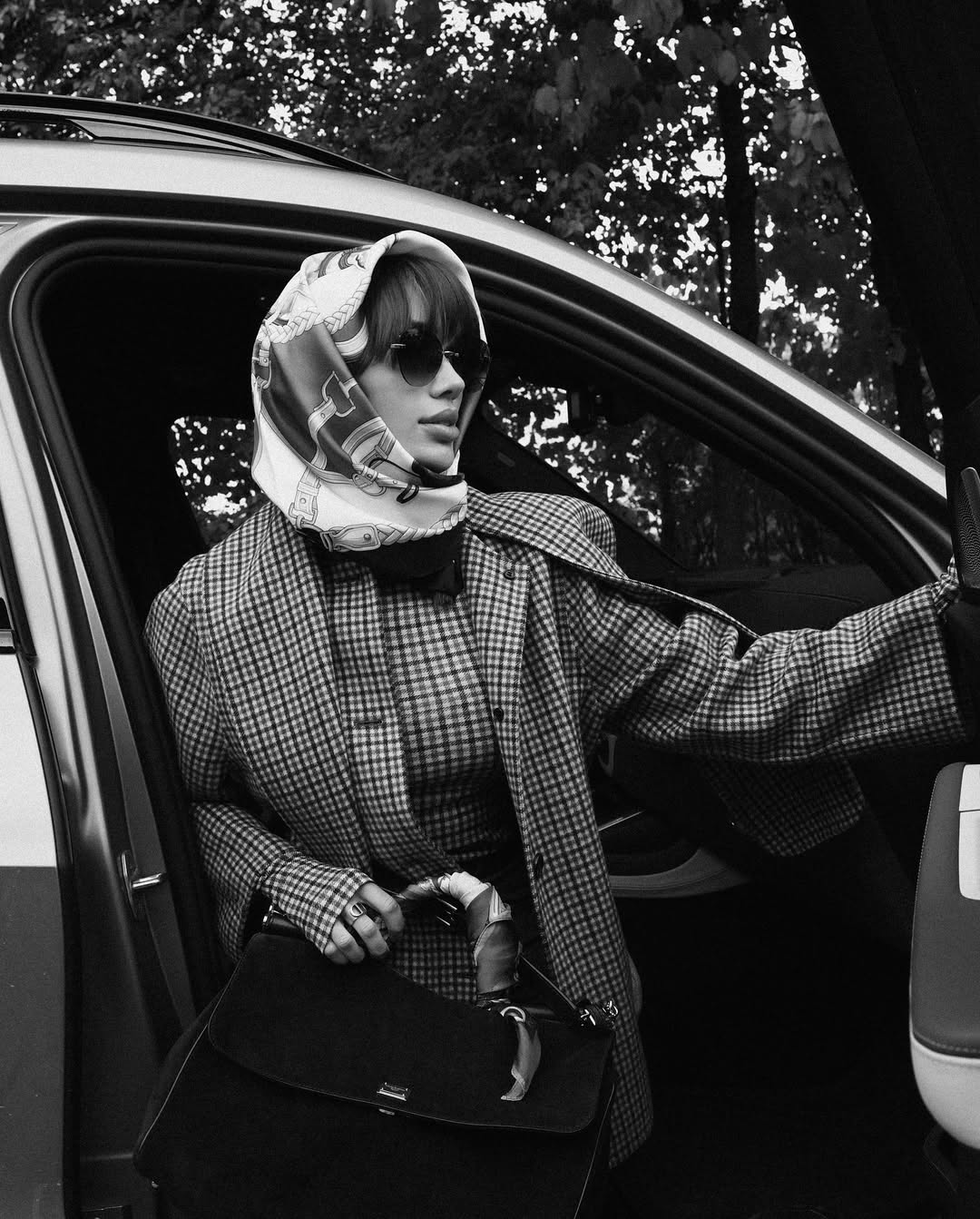 Ретро повертається: Саша Бо показала модний осінній "лук" із джинсами кльош