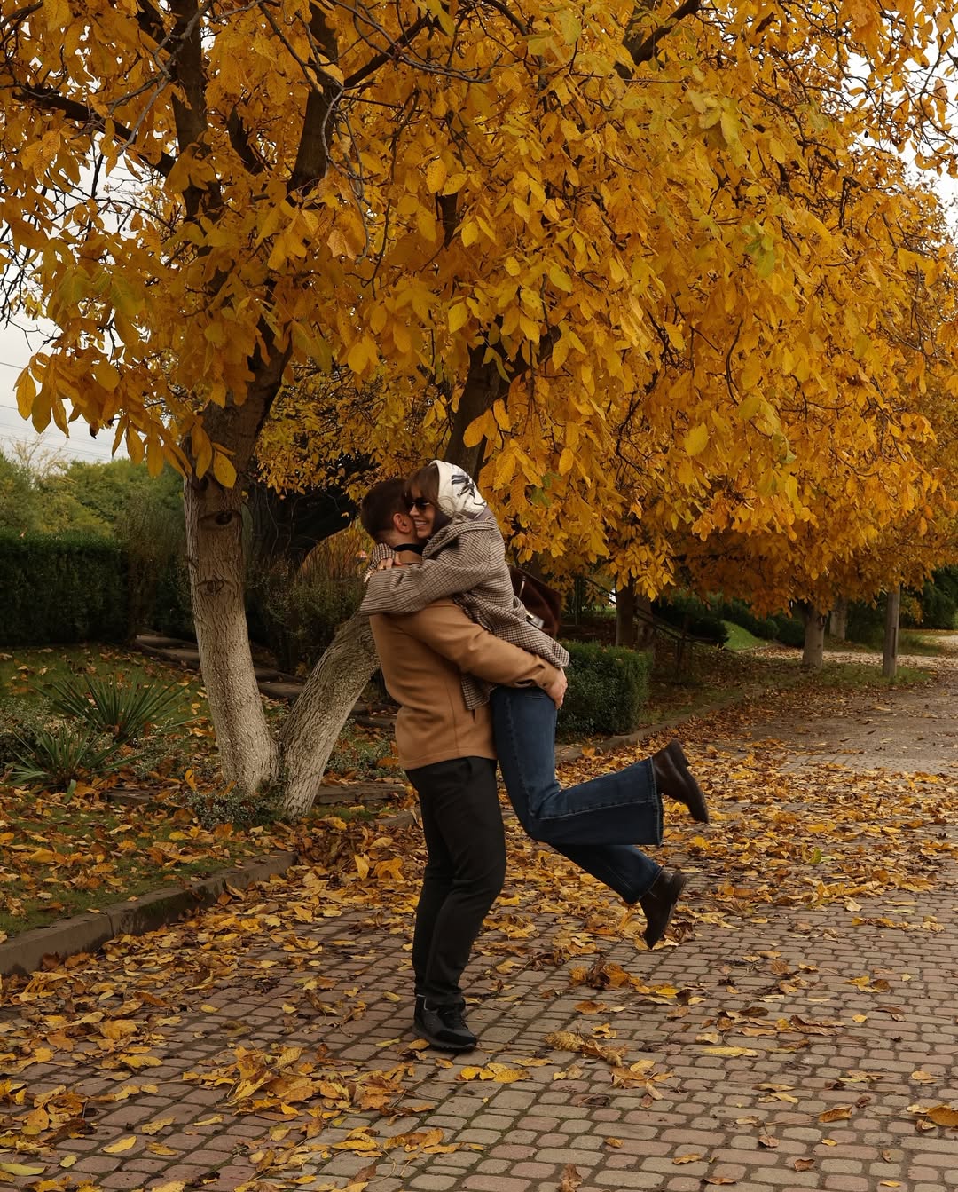 Ретро повертається: Саша Бо показала модний осінній "лук" із джинсами кльош