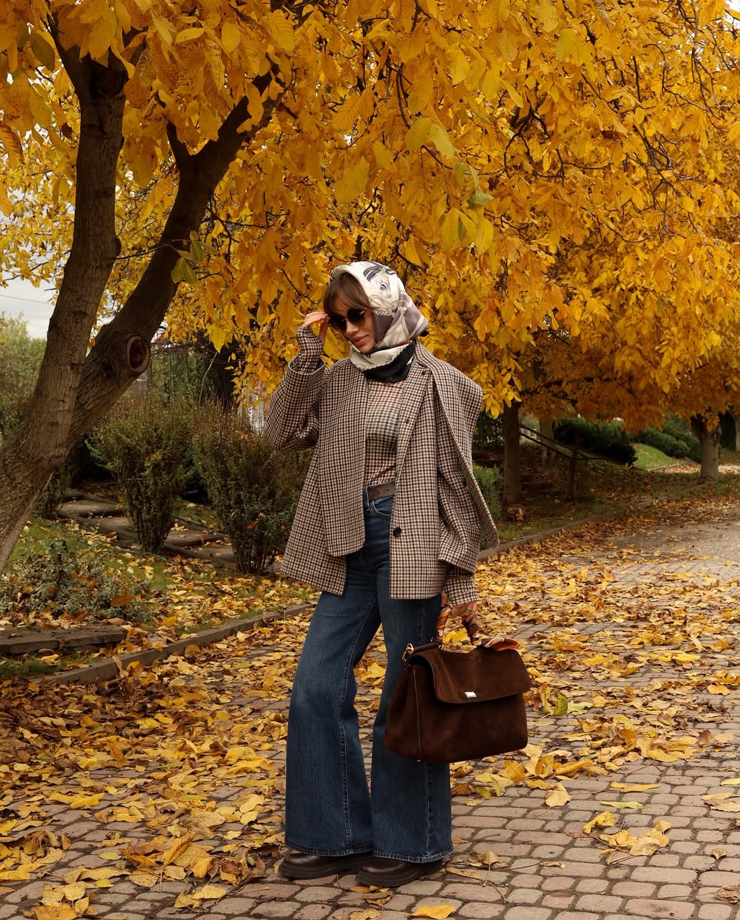 Ретро повертається: Саша Бо показала модний осінній "лук" із джинсами кльош