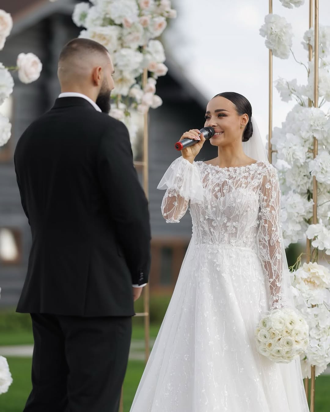 Зірка "Голосу країни" стала мамою і показала перше фото з новонародженою донькою