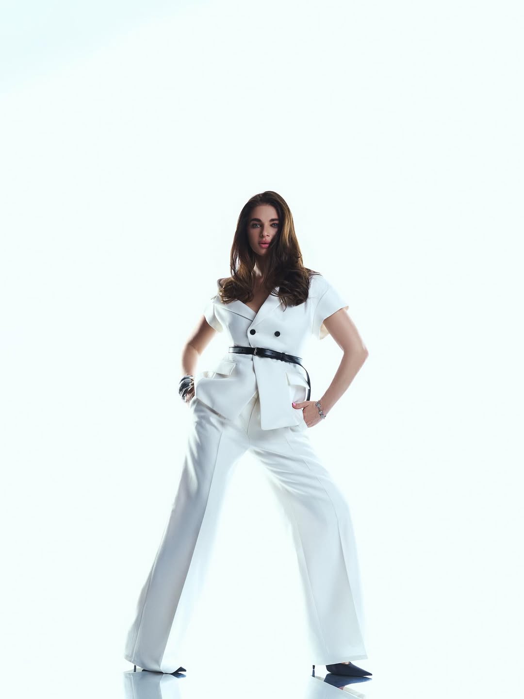 Мінімалізм і шик: дружина Усика показала ідеальний костюм на літо