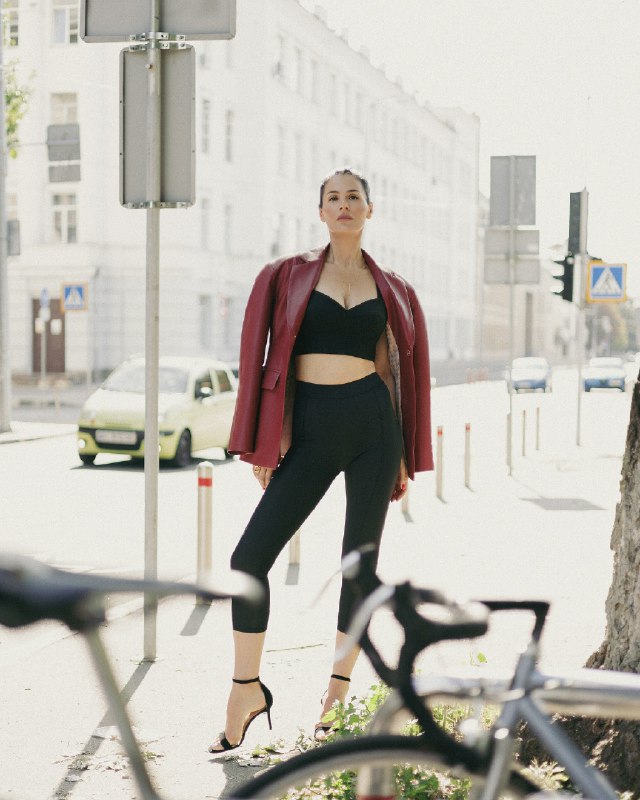 Єфросиніна в обтислих легінсах і топі похизувалася струнким животиком