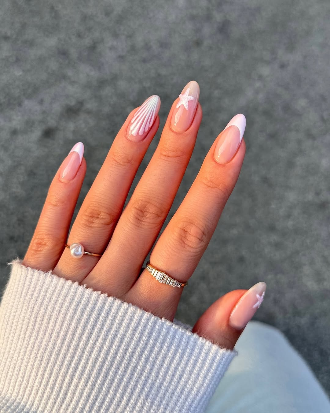 Трендовий манікюр на весну-2025: 7 ідей стильного френча з яскравими кінчиками