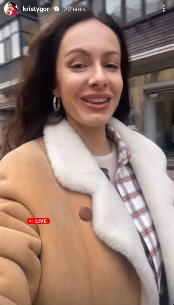 Штани карго, коротка дублянка та пуховик: які тренди обирають Надя Дорофєєва та колишня Остапчука